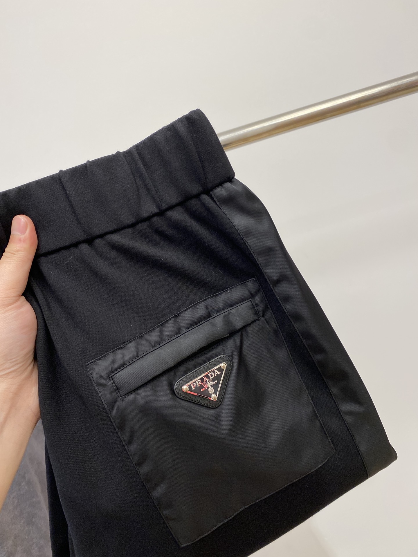 NO:131295,Prada, hot casual pants, high elasticity, slimming, simple and versatile, with fine workmanship, every needle can be seen attentively. Many celebrities and internet celebrities love the most, lengthen their body proportions!  Micro-spin ^_^Comfortable fabric Details M-3XL, prada, alexander wang19860909普拉达、爆款休闲裤 高弹显瘦必爆简约百搭爆款,做工精细,每一针都看得到用心,超多明星网红最爱 拉长身材比例哦！微弹 ^_^舒适面料 细节体码数M-3XL,,prada,alexander wang,Men's clothing