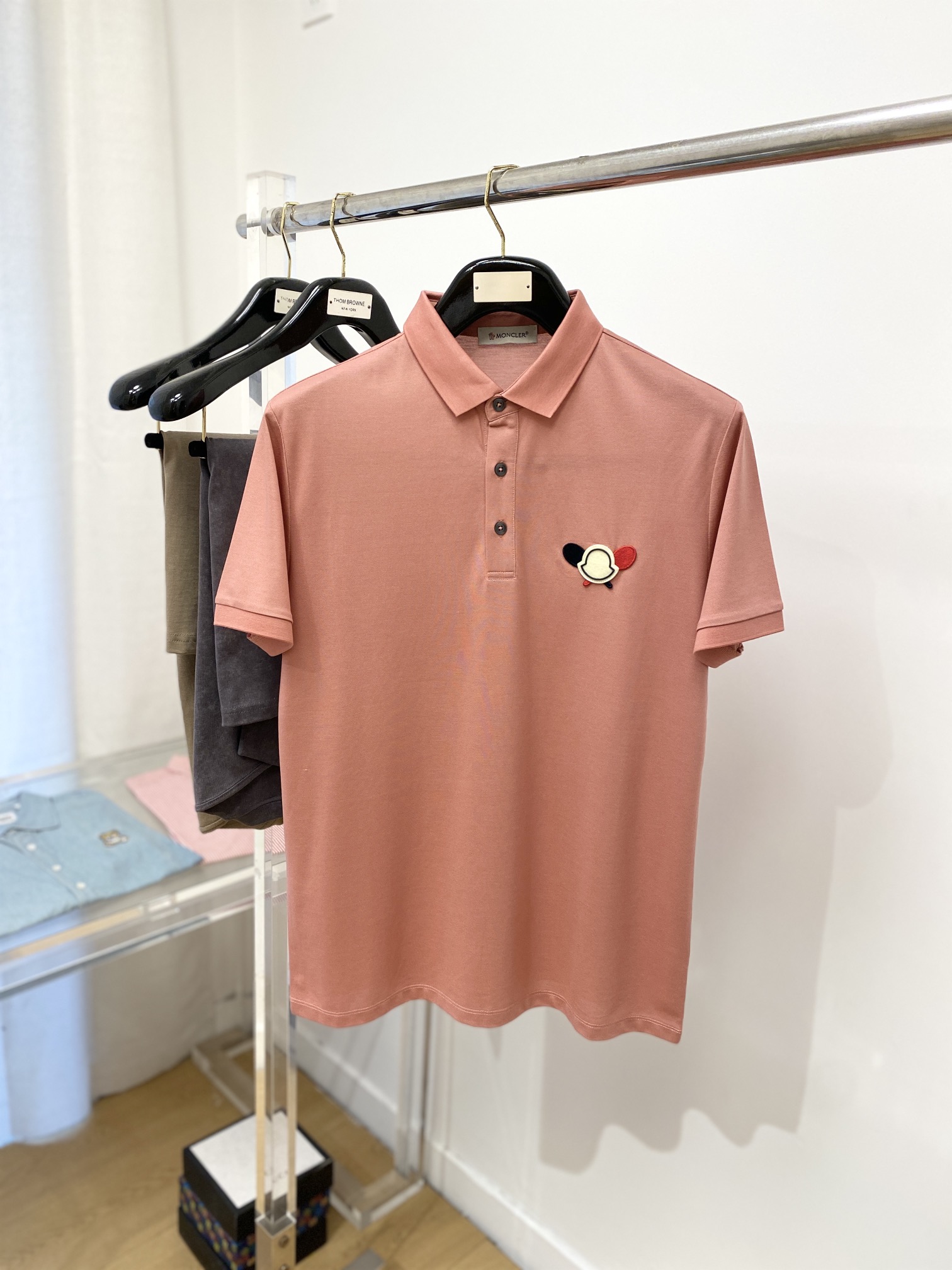 NO:131281,The latest short-sleeved T-shirt, handsome and fashionable, chest embroidered decorative pattern logo, simple and versatile style. The fabric cotton is not only crisp, maintains the trendy silhouette, but also comfortable to wear, and the yarn is more delicate, the number M-3XL, Moncler, T-shirt, tees, t-shirt, alexander wang19860909蒙口、最新款短袖T恤,帅气时尚,胸前刺绣装饰图案logo,简约百搭款.面料棉 不仅挺括,保持潮流的廓形,又穿着舒适,纱织更细腻,码数M-3XL,,Moncler,T-shirt,tees，t-shirt,alexander wang,Men's clothing