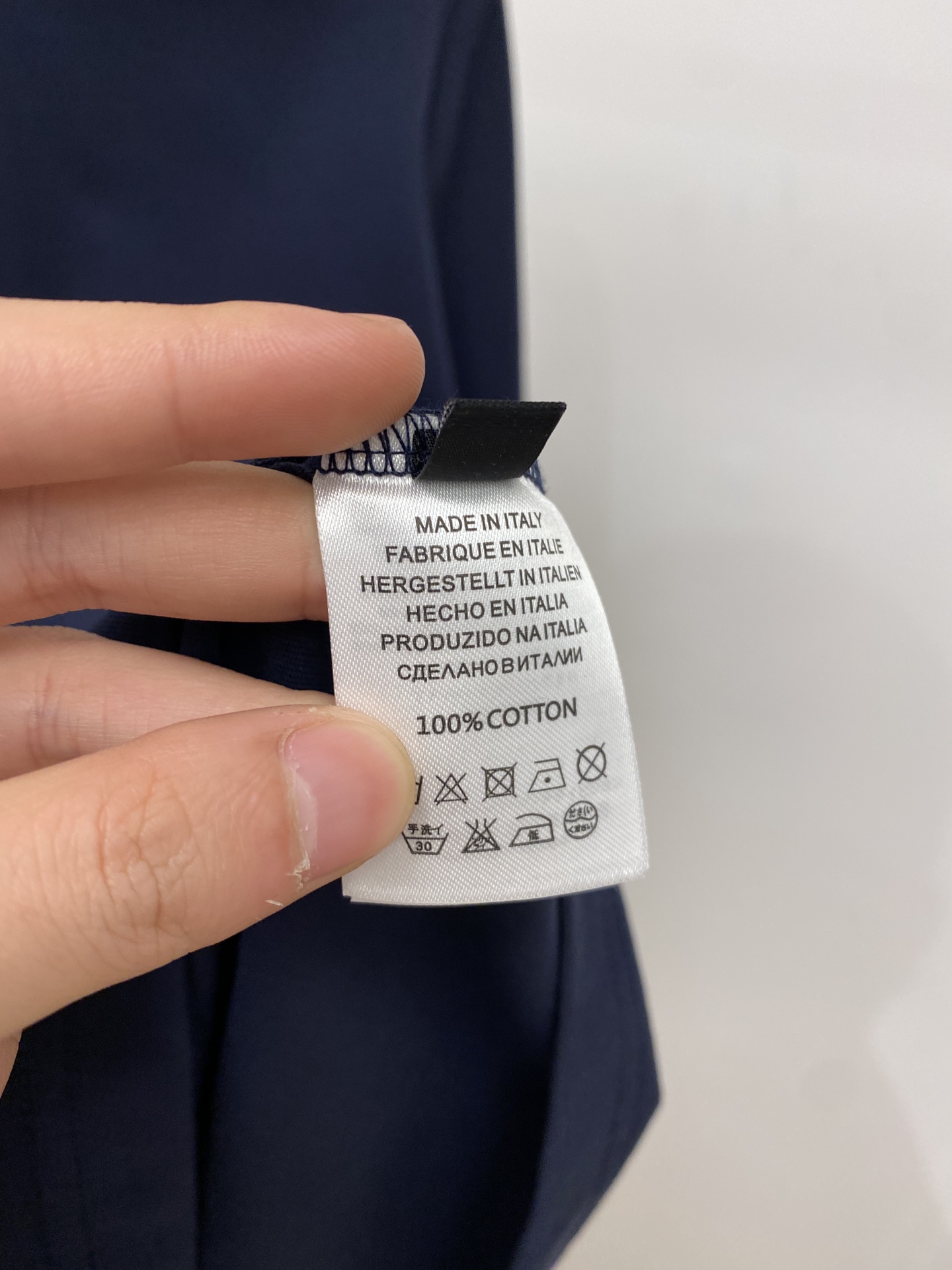普拉达、2025最新款短袖T恤，帅气时尚，胸口五金装饰三角标logo，简约百搭款。面料棉 不仅挺括，保持