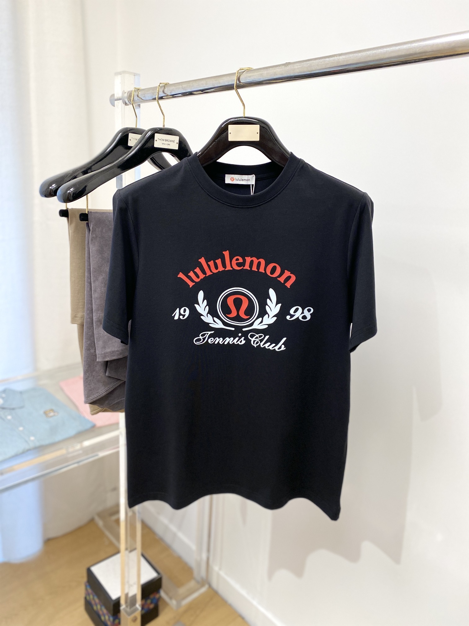 NO:131299,lululemon fashion brand, the latest short-sleeved T-shirt, handsome and fashionable, top printed pattern letter logo on the chest, simple and versatile style. The fabric cotton is not only crisp, maintains the trendy silhouette, but also comfortable to wear, and the yarn is more delicate, the number M-3XL, T-shirt,tees, t-shirt,alexander wang19860909lululemon 时尚潮牌、最新款短袖T恤,帅气时尚,胸前顶级印花图案字母logo,简约百搭款.面料棉 不仅挺括,保持潮流的廓形,又穿着舒适,纱织更细腻,码数M-3XL,,T-shirt,tees，t-shirt,alexander wang,Men's clothing