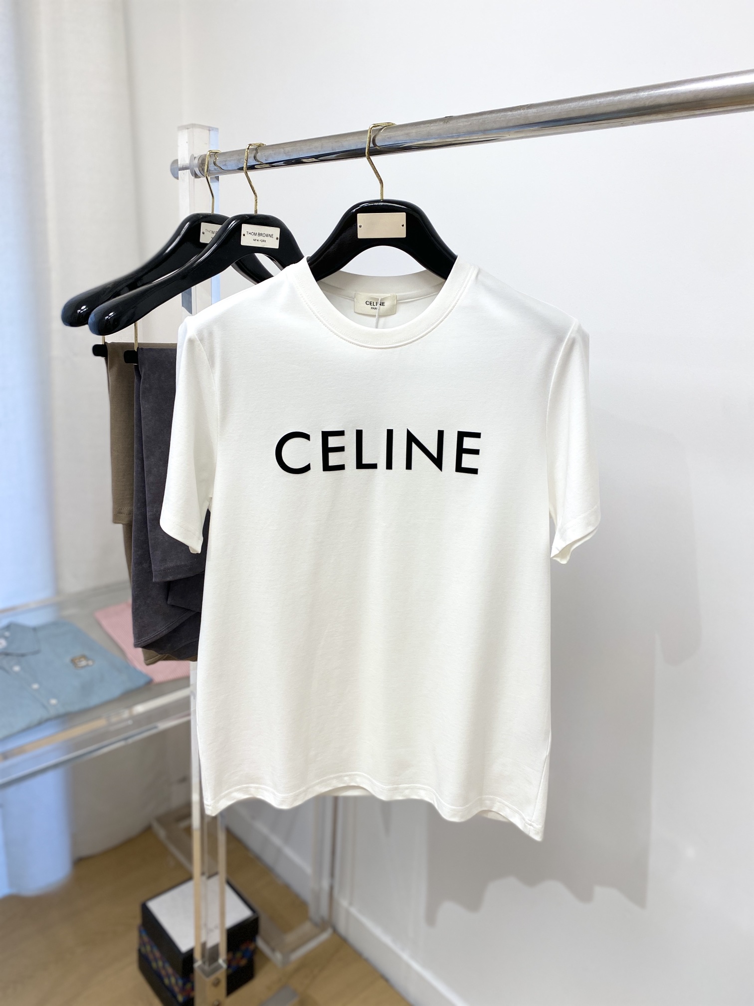 NO:131301,Celine, the latest short-sleeved T-shirt, handsome and fashionable, top-grade printed letter logo on the chest, simple and versatile style. Fabric cotton is not only crisp, maintains a fashionable silhouette, but also comfortable to wear, and the yarn is more delicate, the number M-3XL, celine, celine, T-shirt, tees, t-shirt, alexander wang19860909Celine 赛琳、最新款短袖T恤,帅气时尚,胸前顶级印胶字母logo,简约百搭款.面料棉 不仅挺括,保持潮流的廓形,又穿着舒适,纱织更细腻,码数M-3XL,,celine,celine,T-shirt,tees，t-shirt,alexander wang,Men's clothing