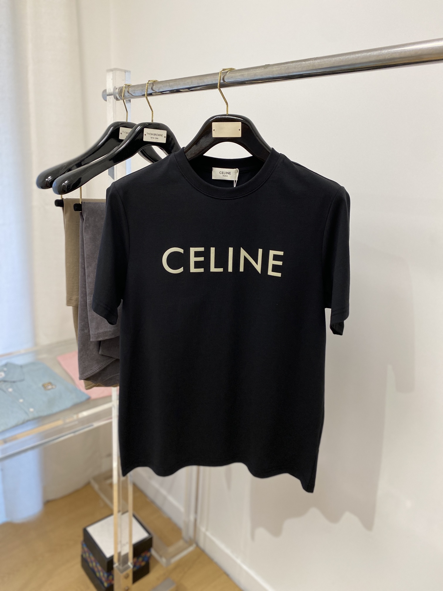 NO:131286,Celine, the latest short-sleeved T-shirt, handsome and fashionable, top-grade printed letter logo on the chest, simple and versatile style. Fabric cotton is not only crisp, maintains a fashionable silhouette, but also comfortable to wear, and the yarn is more delicate, the number M-3XL, celine, celine, T-shirt, tees, t-shirt, alexander wang19860909Celine 赛琳、最新款短袖T恤,帅气时尚,胸前顶级印胶字母logo,简约百搭款.面料棉 不仅挺括,保持潮流的廓形,又穿着舒适,纱织更细腻,码数M-3XL,,celine,celine,T-shirt,tees，t-shirt,alexander wang,Men's clothing