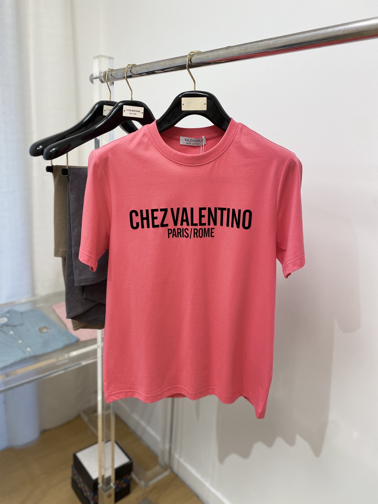 NO:131282,Valentino, the latest short-sleeved T-shirt, handsome and fashionable, top-grade printed letter logo on the chest, simple and versatile style. Fabric cotton is not only crisp, maintains the trendy silhouette, and is comfortable to wear, and the yarn is more delicate, the number M-3XL, valentino, T-shirt, tees, t-shirt, alexander wang19860909华伦天奴、最新款短袖T恤,帅气时尚,胸前顶级印胶字母logo,简约百搭款.面料棉 不仅挺括,保持潮流的廓形,又穿着舒适,纱织更细腻,码数M-3XL,,valentino,T-shirt,tees，t-shirt,alexander wang,Men's clothing