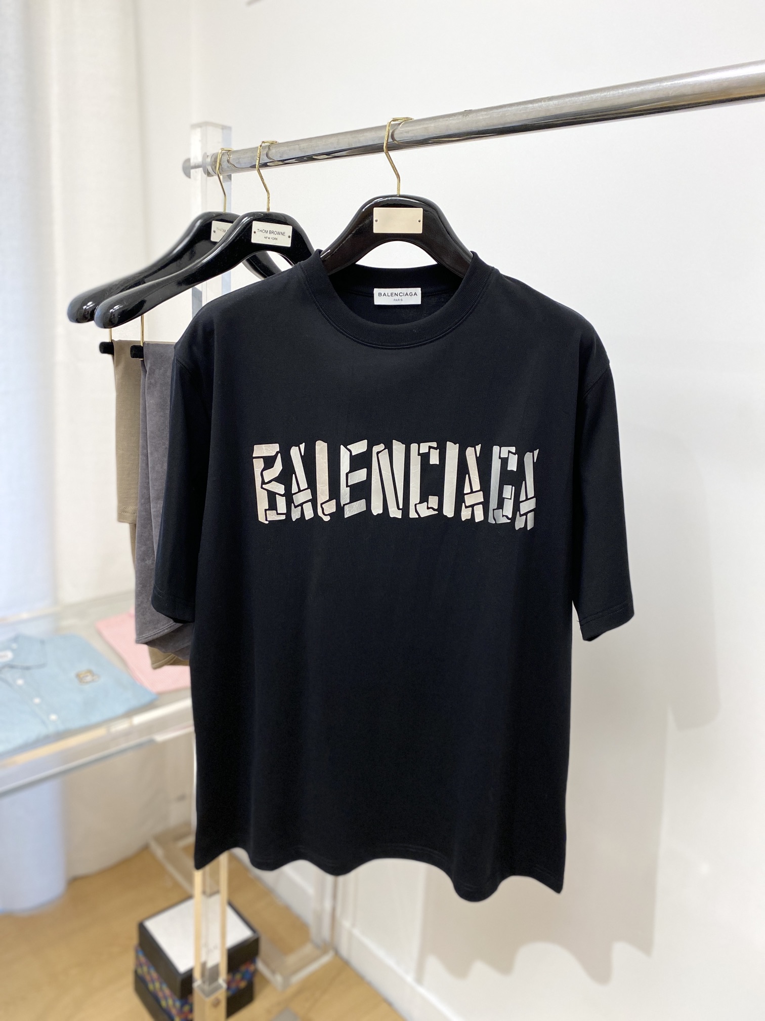 NO:131285,Balenciaga, the latest short-sleeved T-shirt, handsome and fashionable, top-grade printed letter logo on the chest, simple and versatile style. Fabric cotton is not only crisp, maintains the trendy silhouette, but also comfortable to wear, and the yarn is more delicate, S-XXL, balenciaga, T-shirt, tees, t-shirt, alexander wang19860909巴黎世家、最新款短袖T恤,帅气时尚,胸前顶级印胶字母logo,简约百搭款.面料棉 不仅挺括,保持潮流的廓形,又穿着舒适,纱织更细腻,码数S-XXL,,balenciaga,T-shirt,tees，t-shirt,alexander wang,Men's clothing