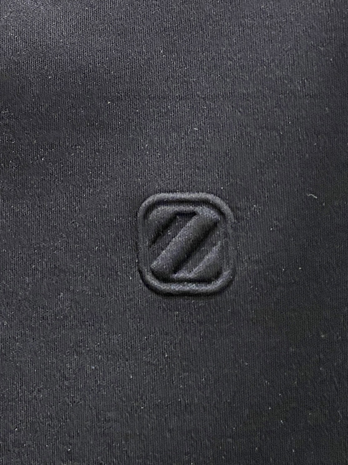 杰尼亚、2025最新款短袖T恤，帅气时尚，胸前设计凹凸字母logo，简约百搭款。面料棉 不仅挺括，保持潮