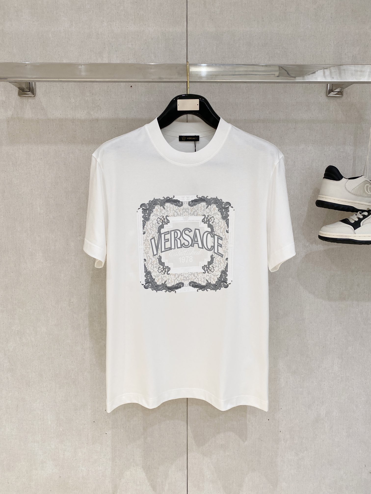 NO:132780,Versace, the latest short-sleeved T-shirt in 2025, handsome and fashionable, exquisite embroidered pattern logo on the chest, simple and versatile style. The fabric cotton is not only crisp, maintains the trendy silhouette, but also comfortable to wear, and the yarn is more delicate, S-XXL, versace, T-shirt, tees, t-shirt, alexander wang19860909范思哲、2025最新款短袖T恤,帅气时尚,胸口精致刺绣图案logo,简约百搭款.面料棉 不仅挺括,保持潮流的廓形,又穿着舒适,纱织更细腻,码数S-XXL,,versace,T-shirt,tees，t-shirt,alexander wang,Men's clothing