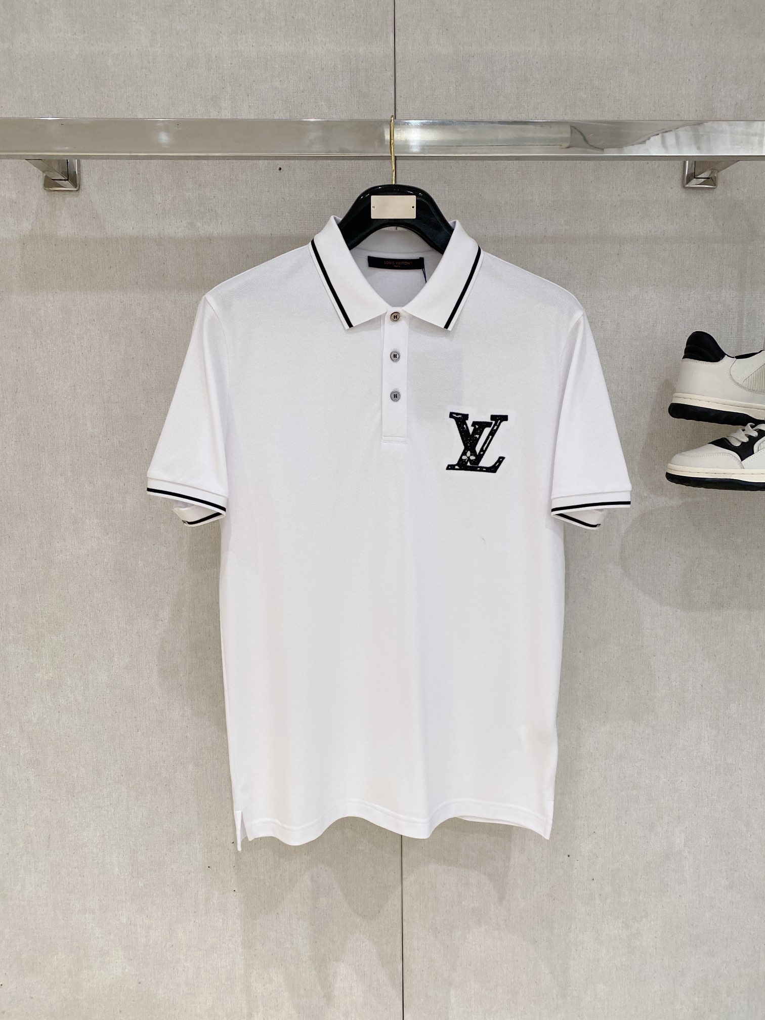 NO:132783,Louis Vuitton, the latest short-sleeved T-shirt in 2025, handsome and fashionable, exquisite embroidered pattern logo on the chest, simple and versatile style. The fabric cotton is not only crisp, maintains the trendy silhouette, and is also comfortable to wear, and the yarn is more delicate. The number M-3XL, louis vuitton, T-shirt,tees, t-shirt,alexander wang19860909路易威登、2025最新款短袖T恤,帅气时尚,胸口精致刺绣图案logo,简约百搭款.面料棉 不仅挺括,保持潮流的廓形,又穿着舒适,纱织更细腻,码数M-3XL,,louis vuitton,T-shirt,tees，t-shirt,alexander wang,Men's clothing