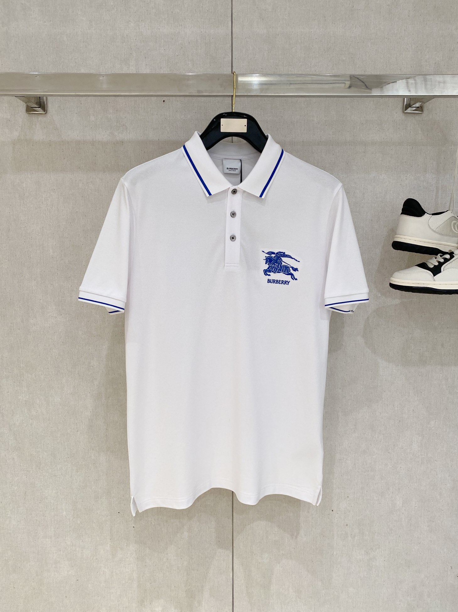 NO:132787,Burberry, the latest short-sleeved T-shirt in 2025, handsome and fashionable, exquisite embroidered pattern logo on the chest, simple and versatile style. The fabric cotton is not only crisp, maintains the trendy silhouette, but also comfortable to wear, and the yarn is more delicate, the number M-3XL, burberry, T-shirt, tees, t-shirt, alexander wang19860909巴宝莉、2025最新款短袖T恤,帅气时尚,胸口精致刺绣图案logo,简约百搭款.面料棉 不仅挺括,保持潮流的廓形,又穿着舒适,纱织更细腻,码数M-3XL,,burberry,T-shirt,tees，t-shirt,alexander wang,Men's clothing