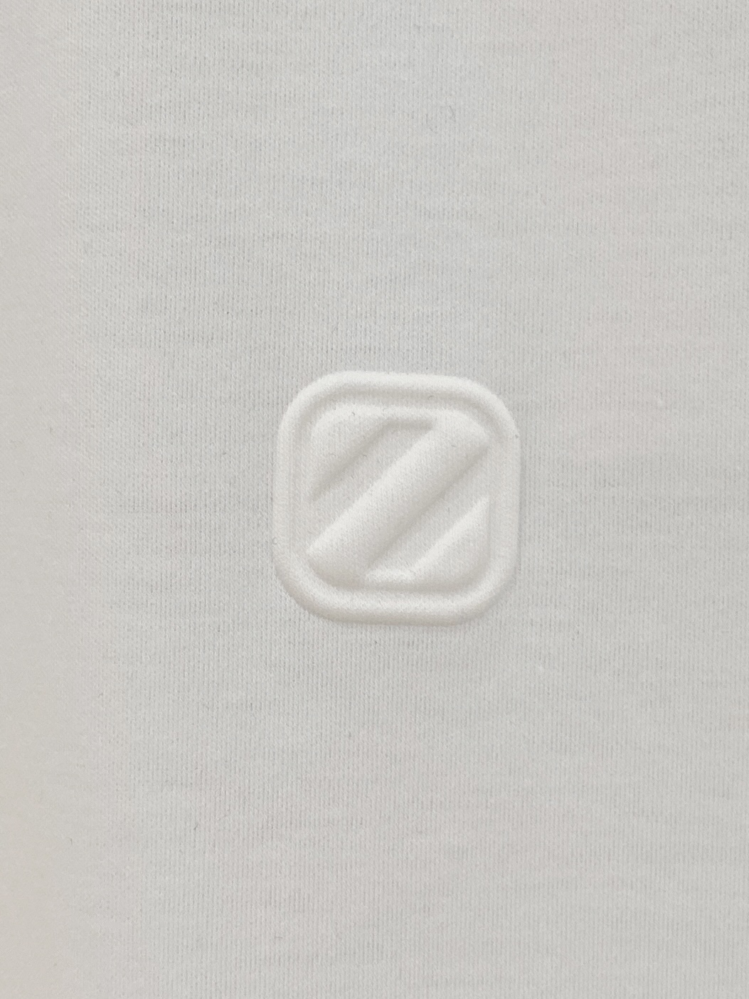 杰尼亚、2025最新款短袖T恤，帅气时尚，胸前设计凹凸字母logo，简约百搭款。面料棉 不仅挺括，保持潮