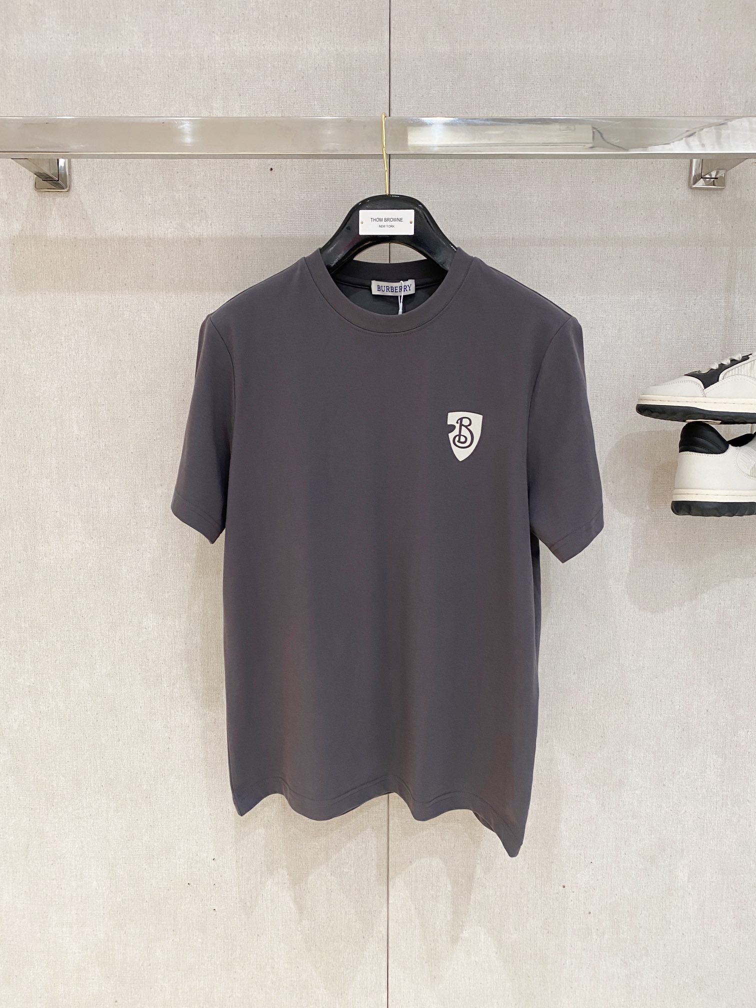 NO:131319,Burberry, the latest short-sleeved T-shirt, handsome and fashionable, top-grade printed letter logo on the chest, simple and versatile style. Fabric cotton is not only crisp, maintains the trendy silhouette, and is comfortable to wear, and the yarn is more delicate, the number M-3XL, burberry, T-shirt, tees, t-shirt, alexander wang19860909巴宝莉、最新款短袖T恤,帅气时尚,胸前顶级印胶字母logo,简约百搭款.面料棉 不仅挺括,保持潮流的廓形,又穿着舒适,纱织更细腻,码数M-3XL,,burberry,T-shirt,tees，t-shirt,alexander wang,Men's clothing