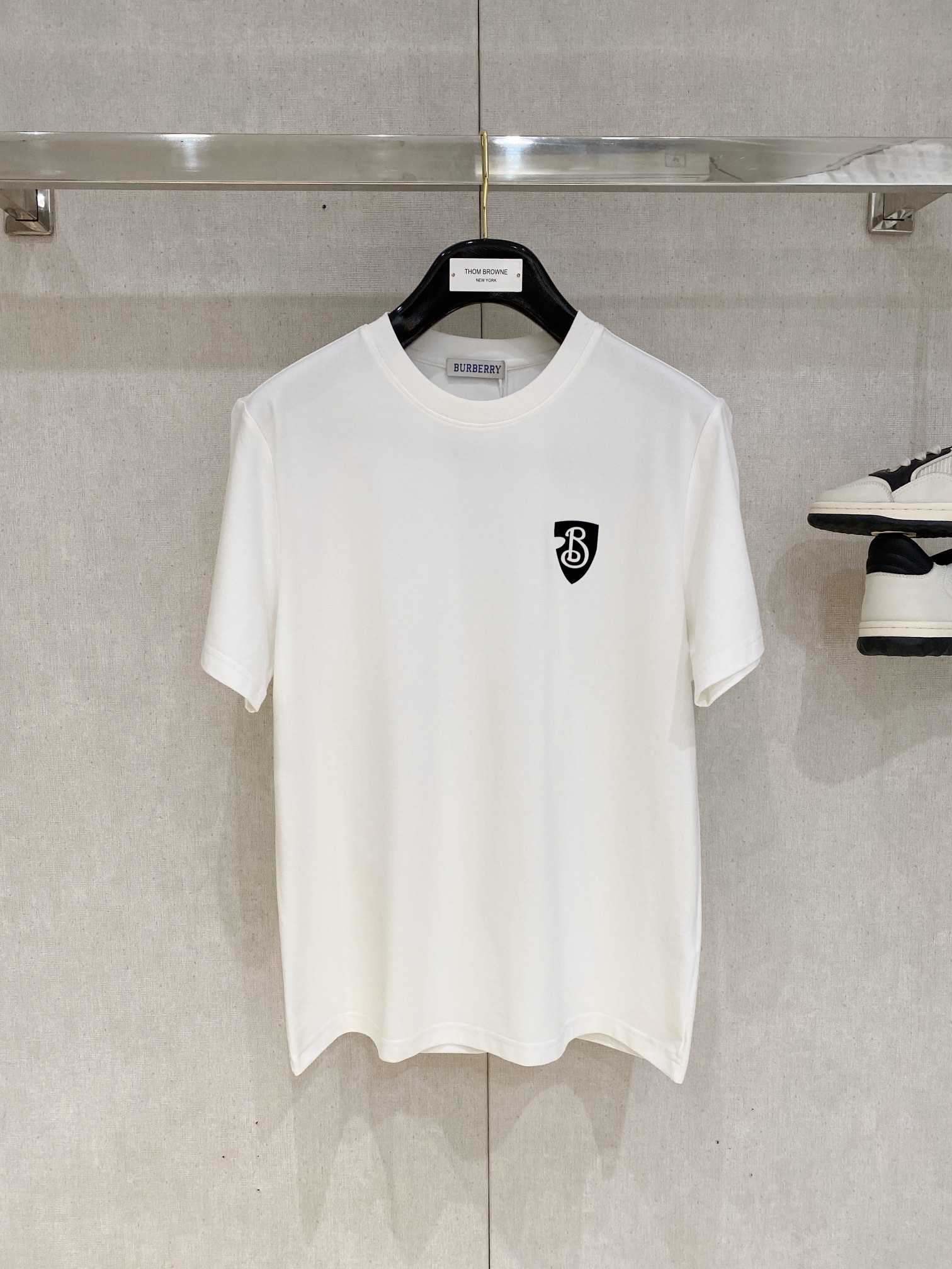 NO:131321,Burberry, the latest short-sleeved T-shirt, handsome and fashionable, chest hardware decorative triangle logo, simple and versatile style. Fabric cotton is not only crisp, maintains a fashionable silhouette, but also comfortable to wear, and the yarn is more delicate, the number M-3XL, burberry, T-shirt, tees, t-shirt, alexander wang19860909巴宝莉、最新款短袖T恤,帅气时尚,胸口五金装饰三角标logo,简约百搭款.面料棉 不仅挺括,保持潮流的廓形,又穿着舒适,纱织更细腻,码数M-3XL,,burberry,T-shirt,tees，t-shirt,alexander wang,Men's clothing