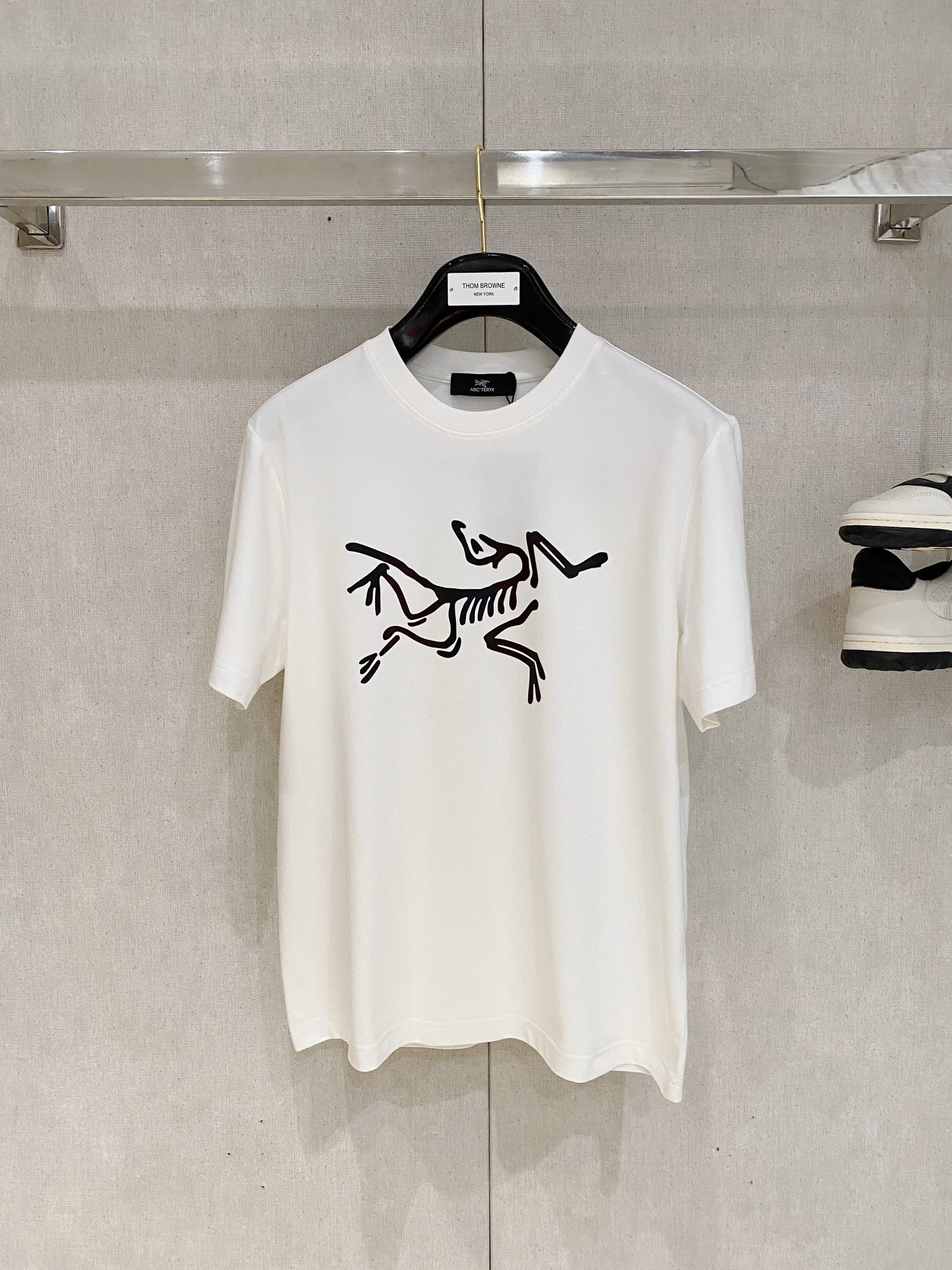 NO:131323,Archaeoptera bird, the latest short-sleeved T-shirt, handsome and fashionable, top-grade printed pattern logo on the chest, simple and versatile style. Fabric cotton is not only crisp, maintains a fashionable silhouette, but also comfortable to wear, and the yarn is more delicate, the number M-3XL, arc'teryx, T-shirt,tees, t-shirt, alexander wang19860909始祖鸟、最新款短袖T恤,帅气时尚,胸前顶级印花图案logo,简约百搭款.面料棉 不仅挺括,保持潮流的廓形,又穿着舒适,纱织更细腻,码数M-3XL,arc'teryx,T-shirt,tees，t-shirt,alexander wang,Men's clothing