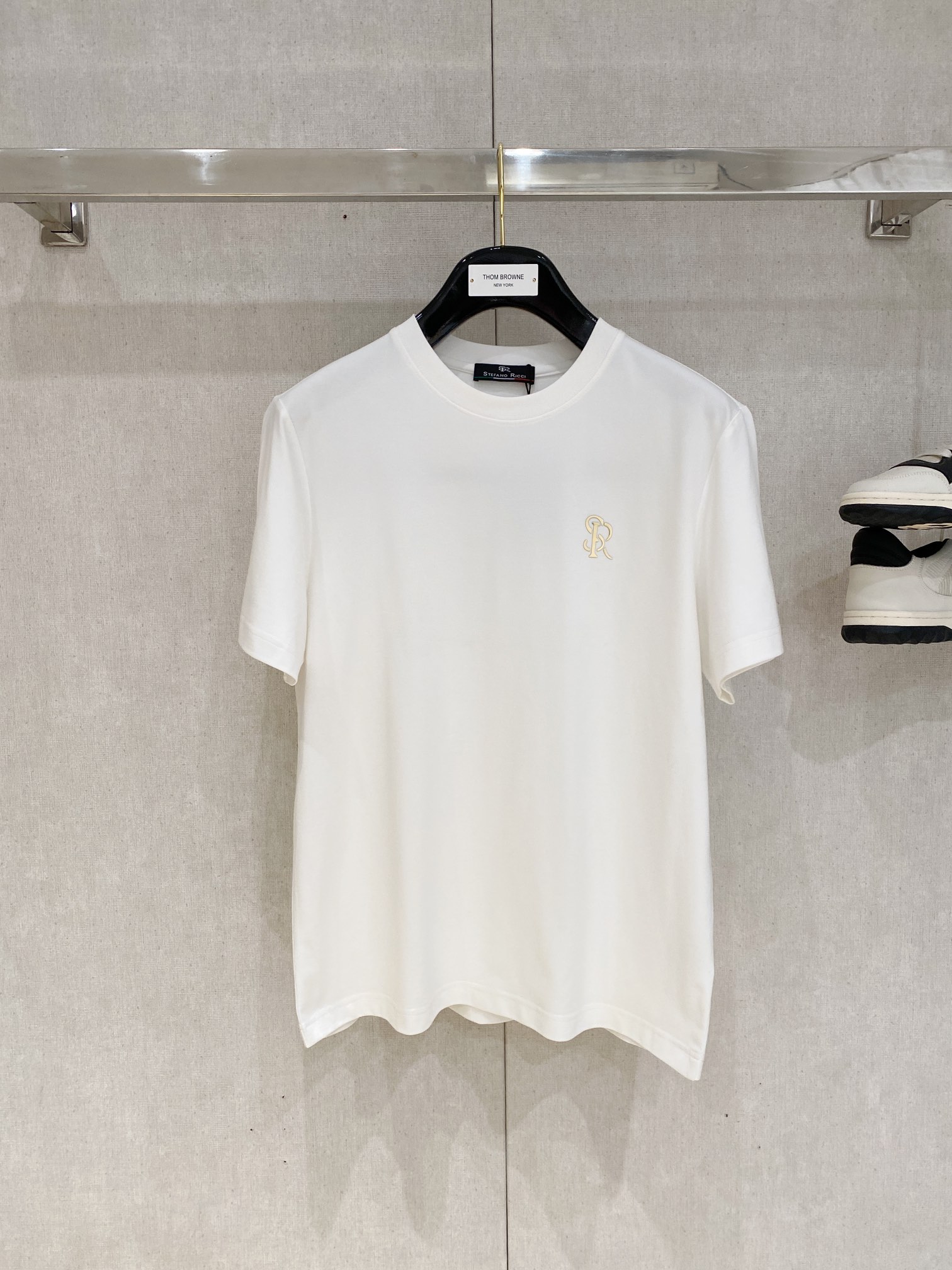 NO:131322,Stephen, new short-sleeved T-shirt, handsome and fashionable, top-grade hot diamond letter logo on the chest, simple and versatile style. Fabric cotton is not only crisp, maintains a fashionable silhouette, but also comfortable to wear, and the yarn is more delicate, the number M-3XL, T-shirt,tees, t-shirt,alexander wang19860909史蒂芬、新品短袖T恤,帅气时尚,胸前顶级烫钻字母logo,简约百搭款.面料棉 不仅挺括,保持潮流的廓形,又穿着舒适,纱织更细腻,码数M-3XL,,T-shirt,tees，t-shirt,alexander wang,Men's clothing