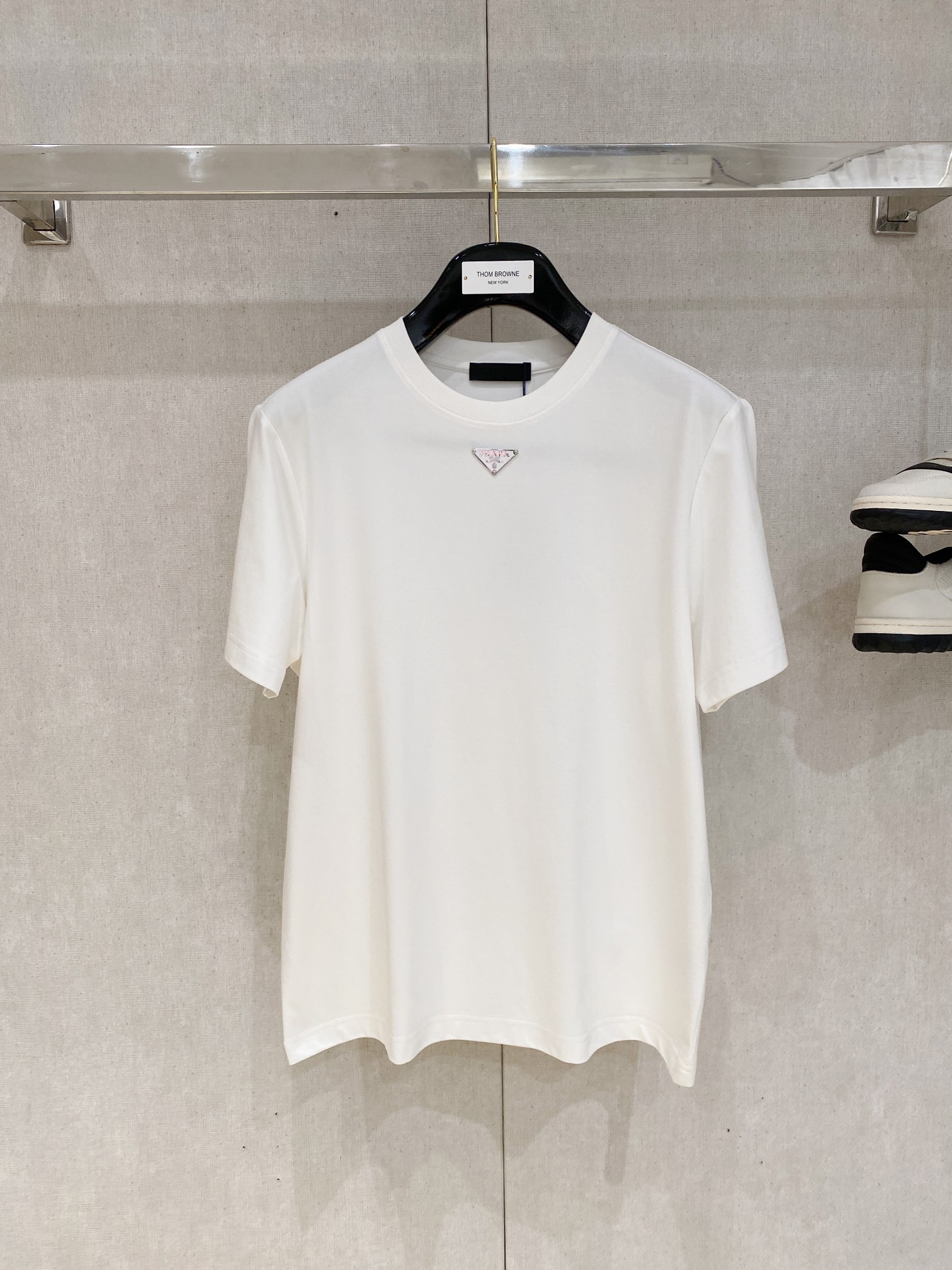 NO:131327,Prada, the latest short-sleeved T-shirt, handsome and fashionable, top printed letter logo on the chest, simple and versatile style. The fabric cotton is not only crisp, maintains the trendy silhouette, but also comfortable to wear, and the yarn is more delicate, the number M-3XL, prada, T-shirt,tees, t-shirt,alexander wang19860909普拉达、最新款短袖T恤,帅气时尚,胸前顶级印花字母logo,简约百搭款.面料棉 不仅挺括,保持潮流的廓形,又穿着舒适,纱织更细腻,码数M-3XL,,prada,T-shirt,tees，t-shirt,alexander wang,Men's clothing