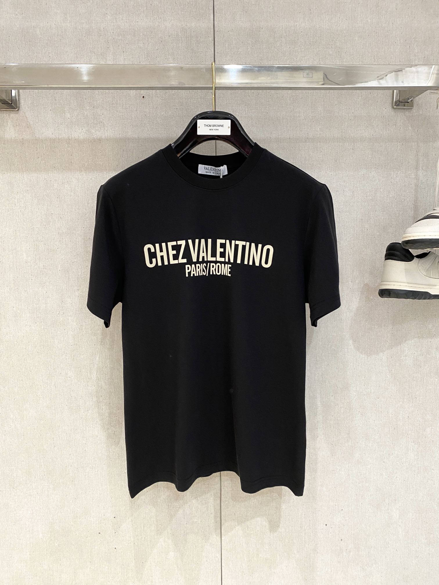 NO:131318,roberto cavalli, new short-sleeved T-shirt, handsome and fashionable, exquisite and densely weaving embroidered decorative pattern letter logo on the chest, simple and versatile style. Fabric cotton is not only crisp, maintains the trendy silhouette, but also comfortable to wear, and the yarn is more delicate, the number M-3XL, T-shirt,tees, t-shirt,alexander wang19860909roberto cavalli、新品短袖T恤,帅气时尚,胸前精致密织刺绣装饰图案字母logo,简约百搭款.面料棉 不仅挺括,保持潮流的廓形,又穿着舒适,纱织更细腻,码数M-3XL,,T-shirt,tees，t-shirt,alexander wang,Men's clothing