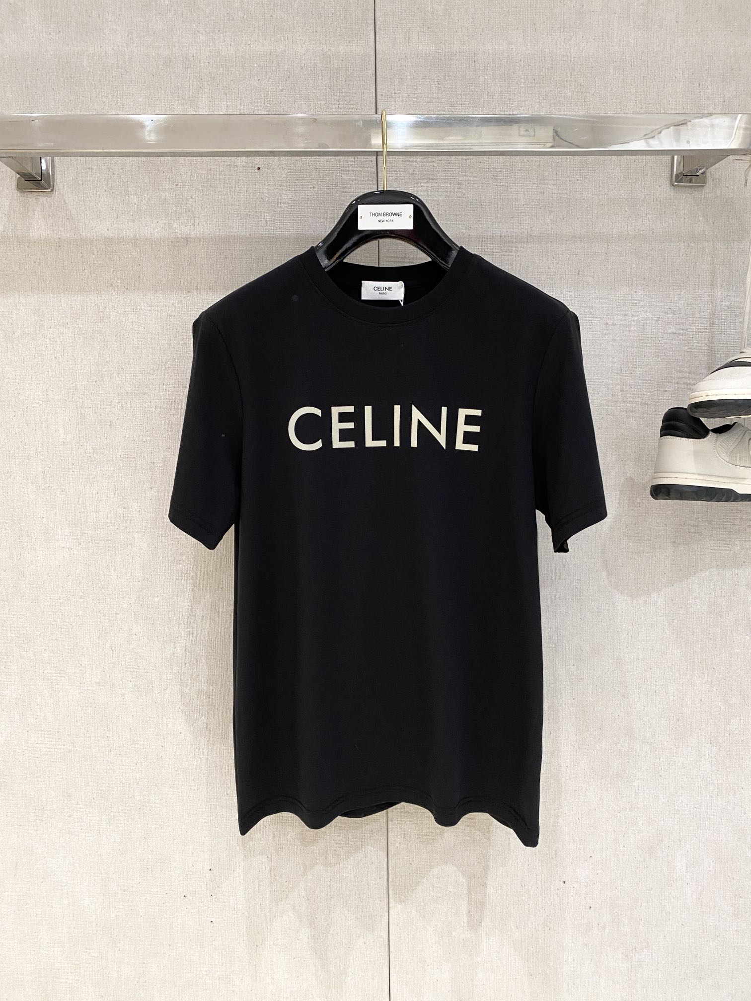 NO:131308,Celine, the latest short-sleeved T-shirt, handsome and fashionable, top-grade printed letter logo on the chest, simple and versatile style. Fabric cotton is not only crisp, maintains a fashionable silhouette, but also comfortable to wear, and the yarn is more delicate, the number M-3XL, celine, celine, T-shirt, tees, t-shirt, alexander wang19860909Celine 赛琳、最新款短袖T恤,帅气时尚,胸前顶级印胶字母logo,简约百搭款.面料棉 不仅挺括,保持潮流的廓形,又穿着舒适,纱织更细腻,码数M-3XL,,celine,celine,T-shirt,tees，t-shirt,alexander wang,Men's clothing