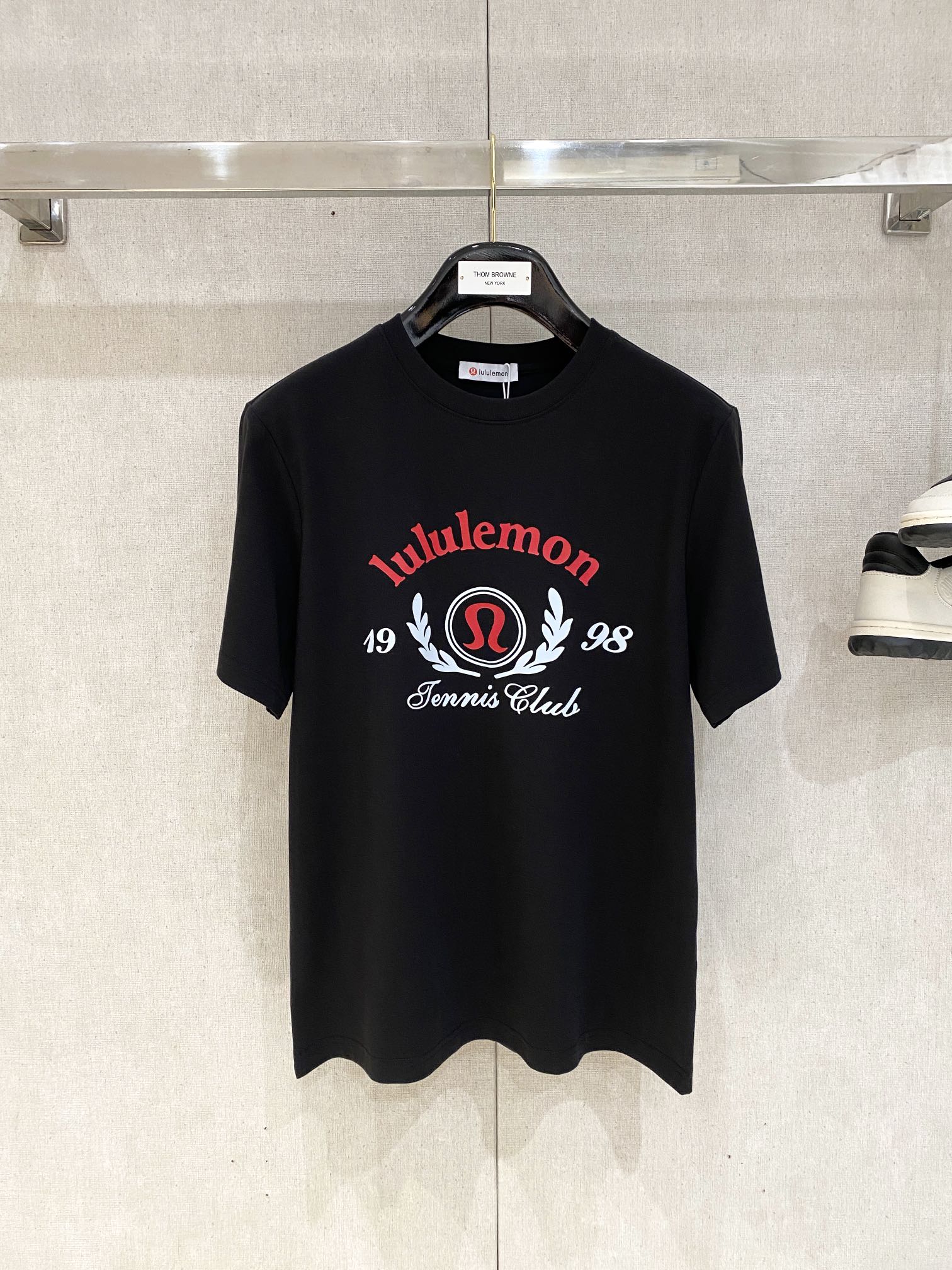 NO:131314,lululemon fashion brand, the latest short-sleeved T-shirt, handsome and fashionable, top printed pattern letter logo on the chest, simple and versatile style. The fabric cotton is not only crisp, maintains the trendy silhouette, but also comfortable to wear, and the yarn is more delicate, the number M-3XL, T-shirt,tees, t-shirt,alexander wang19860909lululemon 时尚潮牌、最新款短袖T恤,帅气时尚,胸前顶级印花图案字母logo,简约百搭款.面料棉 不仅挺括,保持潮流的廓形,又穿着舒适,纱织更细腻,码数M-3XL,,T-shirt,tees，t-shirt,alexander wang,Men's clothing