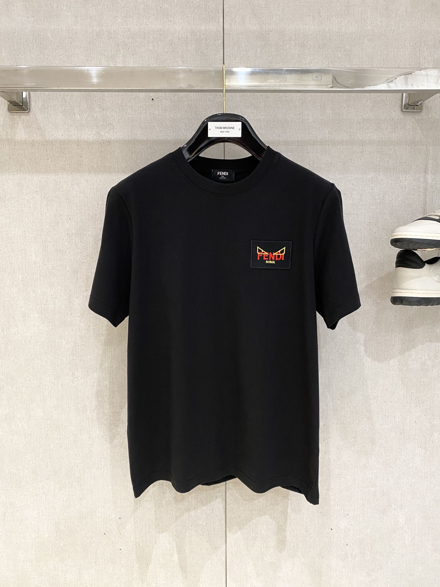 NO:131310,Fendi, the latest short-sleeved T-shirt, handsome and fashionable, top-grade printed pattern letter logo on the chest, simple and versatile style. The fabric cotton is not only crisp, maintains the trendy silhouette, and is comfortable to wear, and the yarn is more delicate, the number M-3XL, fendi, T-shirt, tees, t-shirt, alexander wang19860909芬迪、最新款短袖T恤,帅气时尚,胸前顶级印花图案字母logo,简约百搭款.面料棉 不仅挺括,保持潮流的廓形,又穿着舒适,纱织更细腻,码数M-3XL,,fendi,T-shirt,tees，t-shirt,alexander wang,Men's clothing