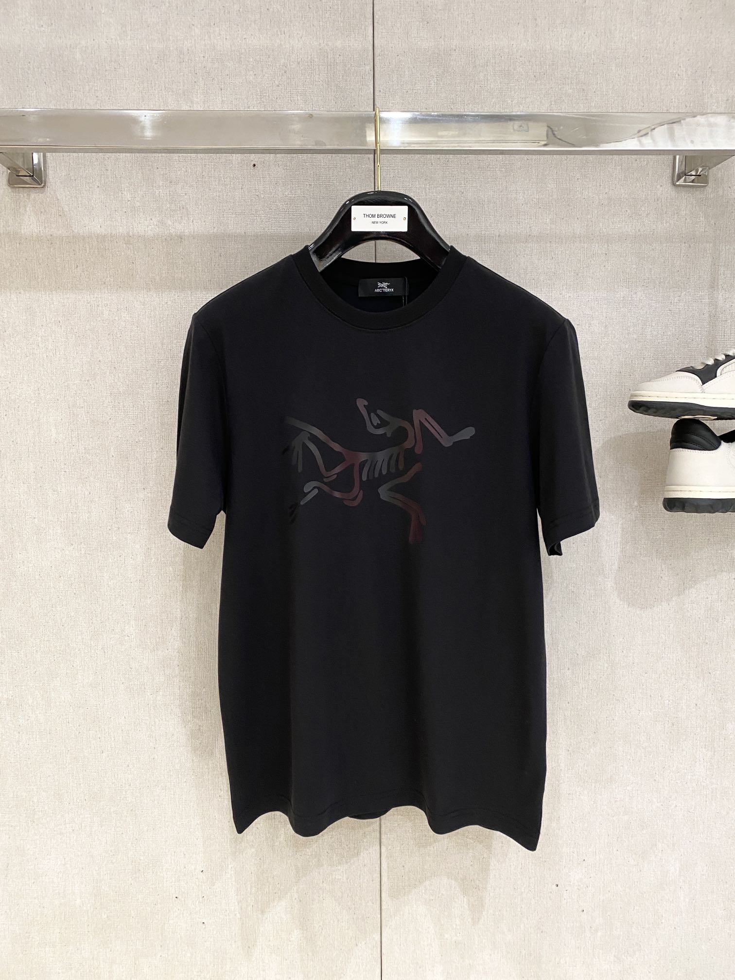 NO:131325,Archaeoptera bird, the latest short-sleeved T-shirt, handsome and fashionable, top-grade printed pattern letter logo on the chest, simple and versatile style. Fabric cotton is not only crisp, maintains a fashionable silhouette, but also comfortable to wear, and the yarn is more delicate, the number M-3XL, arc'teryx, T-shirt,tees, t-shirt, alexander wang19860909始祖鸟、最新款短袖T恤,帅气时尚,胸前顶级印花图案字母logo,简约百搭款.面料棉 不仅挺括,保持潮流的廓形,又穿着舒适,纱织更细腻,码数M-3XL,arc'teryx,T-shirt,tees，t-shirt,alexander wang,Men's clothing