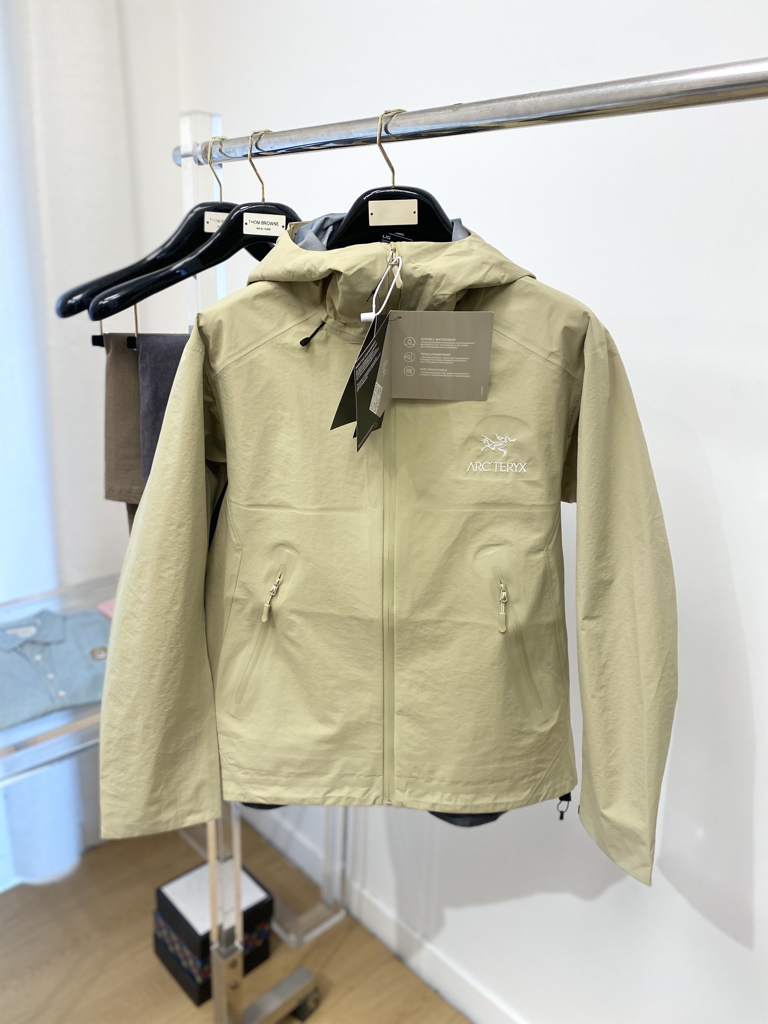 NO:131309,Archaeoptera bird, new jacket, fashionable and handsome, simple and versatile style, exquisite embroidered letter pattern logo on the chest, customized original fabric, not only crisp, maintains the trendy silhouette, and is comfortable to wear, and the yarn is more delicate, the number M-3XL, arc'teryx, jackets & coats, jackets & coats, alexander wang19860909始祖鸟、新品夹克外套,时尚帅气,简约百搭款,胸前精致刺绣字母图案logo,定制原版面料,不仅挺括,保持潮流的廓形,又穿着舒适,纱织更细腻,码数M-3XL,arc'teryx,jackets & coats,jackets & coats,alexander wang,Men's clothing