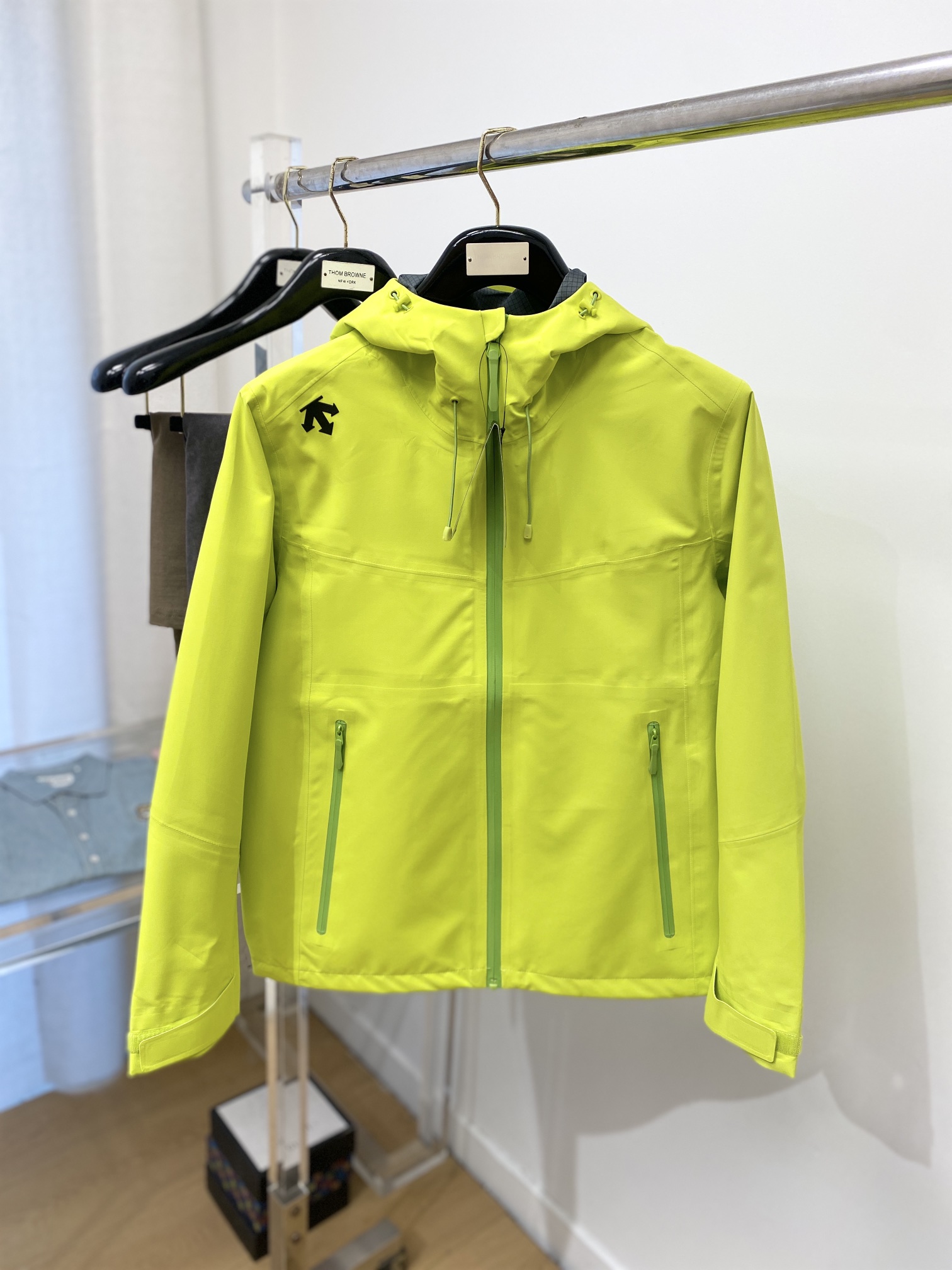 NO:131306,DESCENTE, new jacket, fashionable and handsome, simple and versatile style, top-grade glue-printed pattern logo on the shoulder, customized original fabric, not only crisp, maintains the trendy silhouette, and is comfortable to wear, and the yarn is more delicate, the number M-3XL,, jackets & coats, jackets & coats, alexander wang19860909DESCENTE迪桑特、新品夹克外套,时尚帅气,简约百搭款,肩部顶级印胶图案logo,定制原版面料,不仅挺括,保持潮流的廓形,又穿着舒适,纱织更细腻,码数M-3XL,,jackets & coats,jackets & coats,alexander wang,Men's clothing