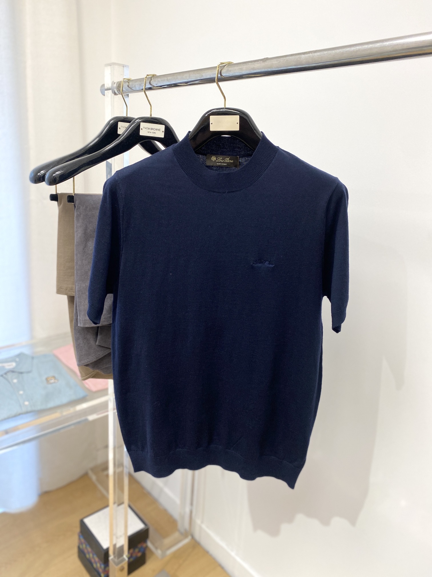 NO:131283,LP, new short-sleeved sweater has a delicate and soft feel, which can directly contact the skin, allowing the heart-warming yarn to create a delicate texture. The top-level craftsmanship is unique and outstanding, the style is simple, generous and exquisite. The three-dimensional tailoring style design makes the whole sweater look youthful and energetic. Recommended autumn and winter outfits are essential. Size M-3XL, loro piano, sweaters, T-shirt, alexander wang19860909LP、新品短袖羊毛衣 具有手感细腻柔软,可直接与肌肤接触,让暖心的纱线变化出细腻的质感,顶级工艺极具特色出彩,款式简约大方精美 立体剪裁的版型设计,让整款毛衣上身尽显青春活力和朝气,推荐款秋冬季穿搭必备.尺码M-3XL,,loro piana,sweaters,T-shirt,alexander wang,Men's clothing