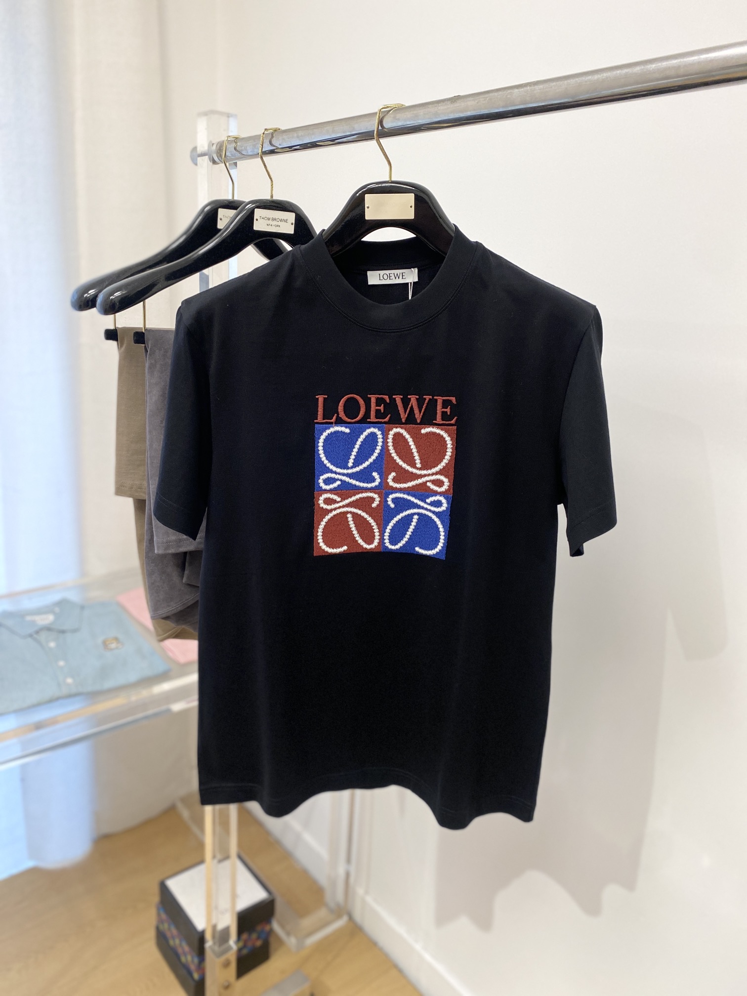 NO:131287,Luo Yiwei, new short-sleeved T-shirt, handsome and fashionable, exquisite embroidered pattern letter logo on the chest, simple and versatile style. Fabric cotton is not only crisp, maintains the trendy silhouette, and is comfortable to wear, and the yarn is more delicate, the number M-3XL, loewe, T-shirt, tees, t-shirt, alexander wang19860909罗意威、新品短袖T恤,帅气时尚,胸前精致刺绣图案字母logo,简约百搭款.面料棉 不仅挺括,保持潮流的廓形,又穿着舒适,纱织更细腻,码数M-3XL,,loewe,T-shirt,tees，t-shirt,alexander wang,Men's clothing