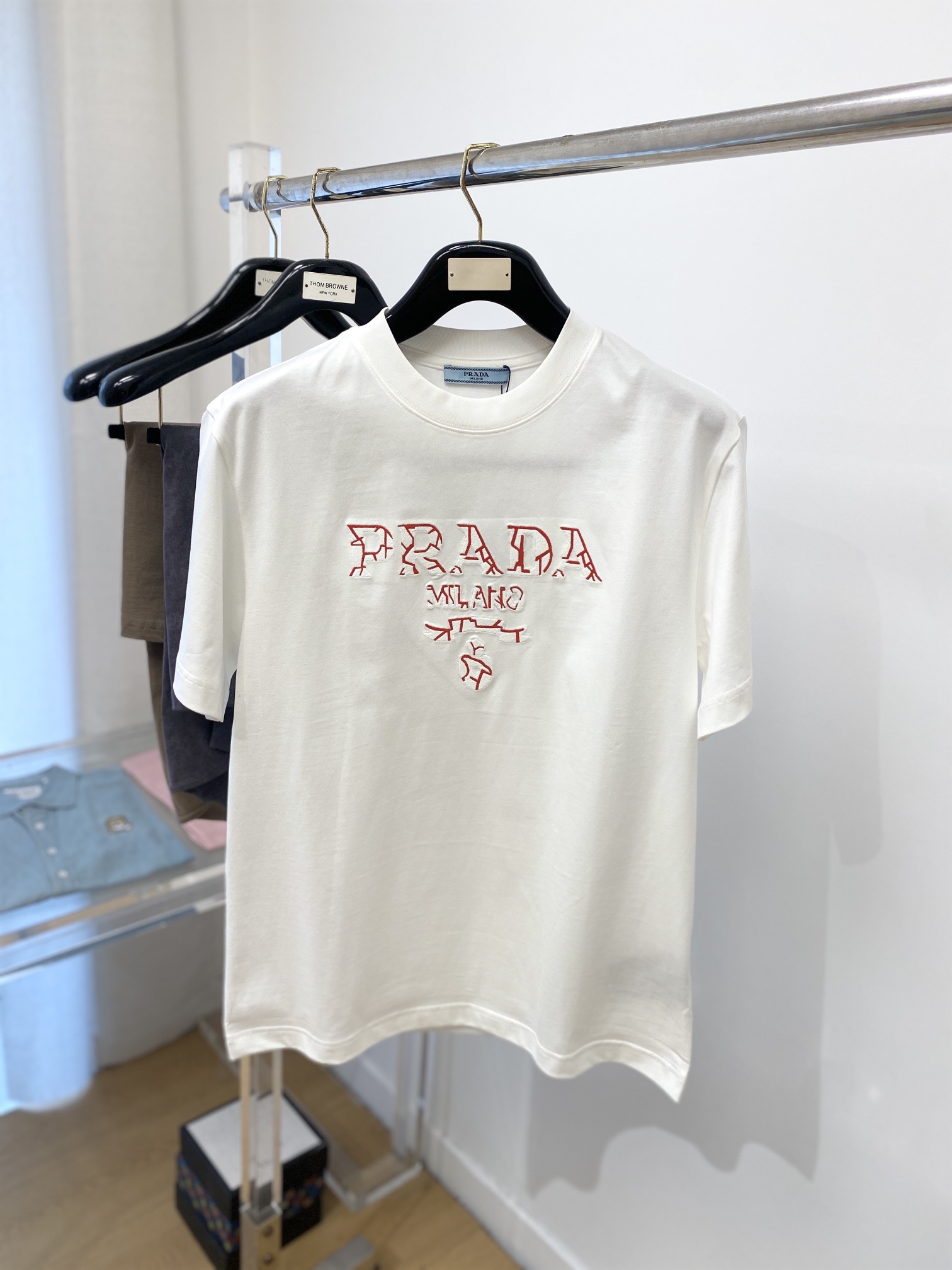 NO:131304,Prada, new short-sleeved T-shirt, handsome and fashionable, exquisite embroidered letter logo on the chest, simple and versatile style. The fabric cotton is not only crisp, maintains the trendy silhouette, but also comfortable to wear, and the yarn is more delicate, the number M-3XL, prada, T-shirt,tees, t-shirt,alexander wang19860909普拉达、新品短袖T恤,帅气时尚,胸前精致刺绣字母logo,简约百搭款.面料棉 不仅挺括,保持潮流的廓形,又穿着舒适,纱织更细腻,码数M-3XL,,prada,T-shirt,tees，t-shirt,alexander wang,Men's clothing