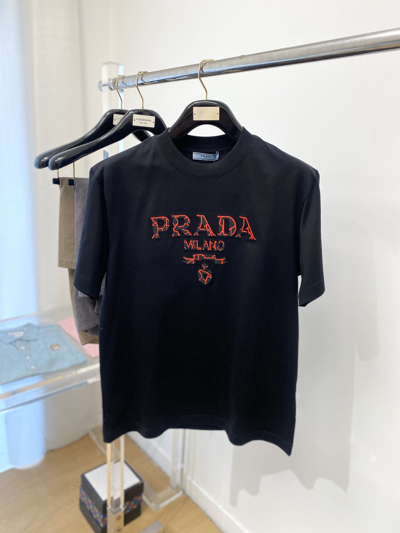 NO:131288,Prada, new short-sleeved T-shirt, handsome and fashionable, exquisite embroidered letter logo on the chest, simple and versatile style. The fabric cotton is not only crisp, maintains the trendy silhouette, but also comfortable to wear, and the yarn is more delicate, the number M-3XL, prada, T-shirt,tees, t-shirt,alexander wang19860909普拉达、新品短袖T恤,帅气时尚,胸前精致刺绣字母logo,简约百搭款.面料棉 不仅挺括,保持潮流的廓形,又穿着舒适,纱织更细腻,码数M-3XL,,prada,T-shirt,tees，t-shirt,alexander wang,Men's clothing