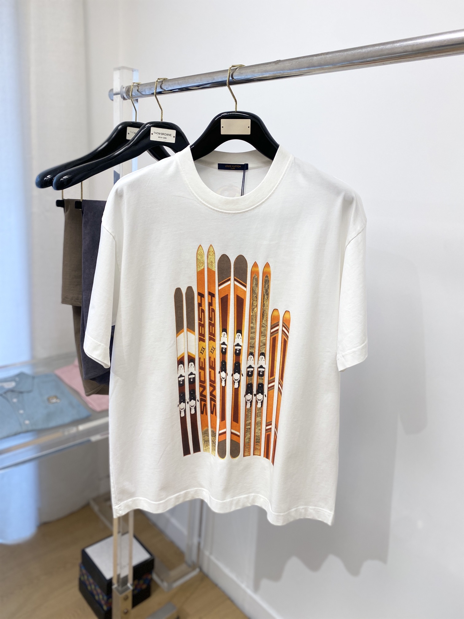 NO:131311,Louis Vuitton, new short-sleeved T-shirt, handsome and fashionable, top-grade printed pattern letter logo on the chest, simple and versatile style. Fabric cotton is not only crisp, maintains the trendy silhouette, and is also comfortable to wear, and the yarn is more delicate, S-XXL,,louis vuitton, T-shirt,tees, t-shirt,alexander wang19860909路易威登、新品短袖T恤,帅气时尚,胸前顶级印花图案字母logo,简约百搭款.面料棉 不仅挺括,保持潮流的廓形,又穿着舒适,纱织更细腻,码数S-XXL,,louis vuitton,T-shirt,tees，t-shirt,alexander wang,Men's clothing