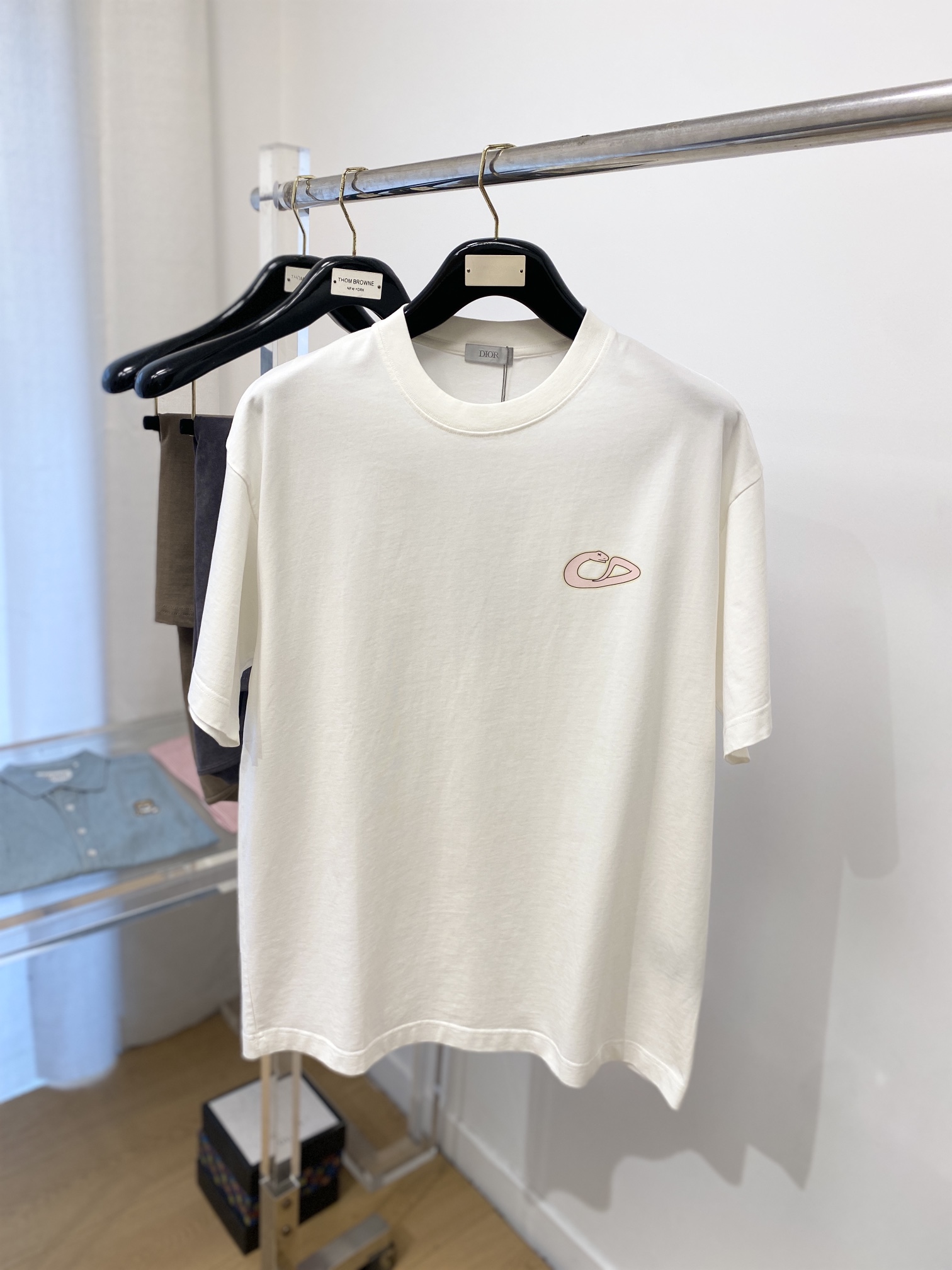 NO:131313,Dior, new short-sleeved T-shirt, handsome and fashionable, top-grade printed pattern logo on the chest, simple and versatile style. Fabric cotton is not only crisp, maintains the trendy silhouette, but also comfortable to wear, and the yarn is more delicate, S-XXL,,dior, T-shirt,tees, t-shirt,alexander wang19860909迪奥、新品短袖T恤,帅气时尚,胸前顶级印花图案logo,简约百搭款.面料棉 不仅挺括,保持潮流的廓形,又穿着舒适,纱织更细腻,码数S-XXL,,dior,T-shirt,tees，t-shirt,alexander wang,Men's clothing