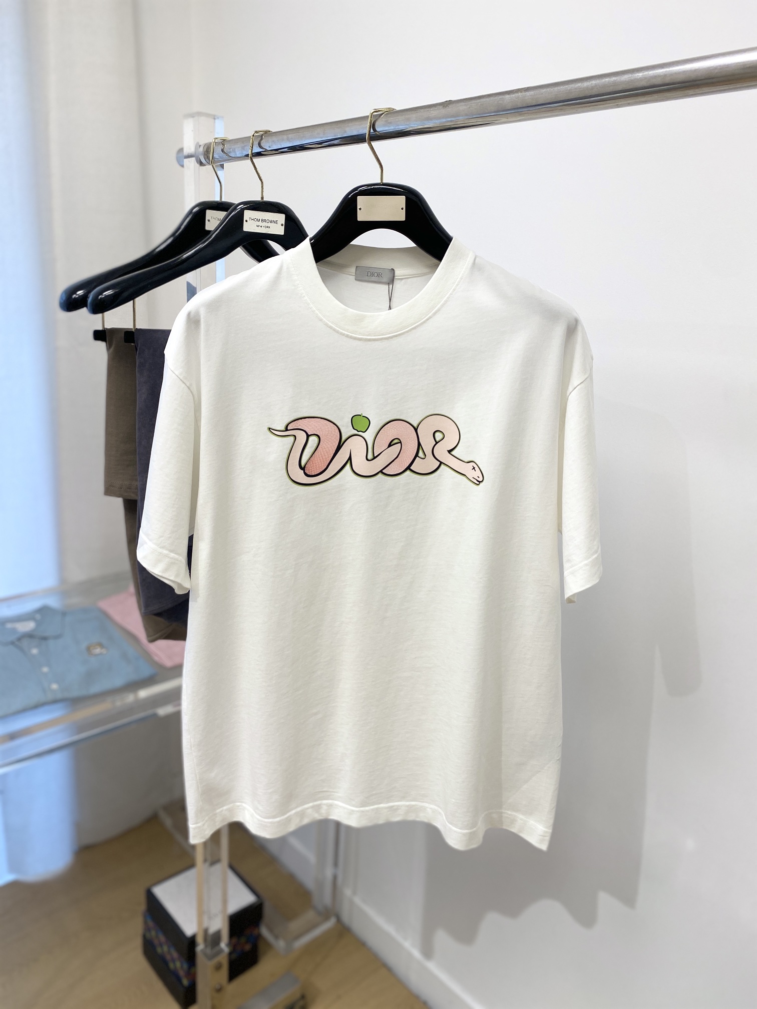 NO:131315,Dior, new short-sleeved T-shirt, handsome and fashionable, top-grade printed letter pattern logo on the chest, simple and versatile style. Fabric cotton is not only crisp, maintains a fashionable silhouette, but also comfortable to wear, and the yarn is more delicate, the number of S-XXL,,dior,T-shirt,tees,t-shirt,alexander wang19860909迪奥、新品短袖T恤,帅气时尚,胸前顶级印花字母图案logo,简约百搭款.面料棉 不仅挺括,保持潮流的廓形,又穿着舒适,纱织更细腻,码数S- XXL,,dior,T-shirt,tees，t-shirt,alexander wang,Men's clothing