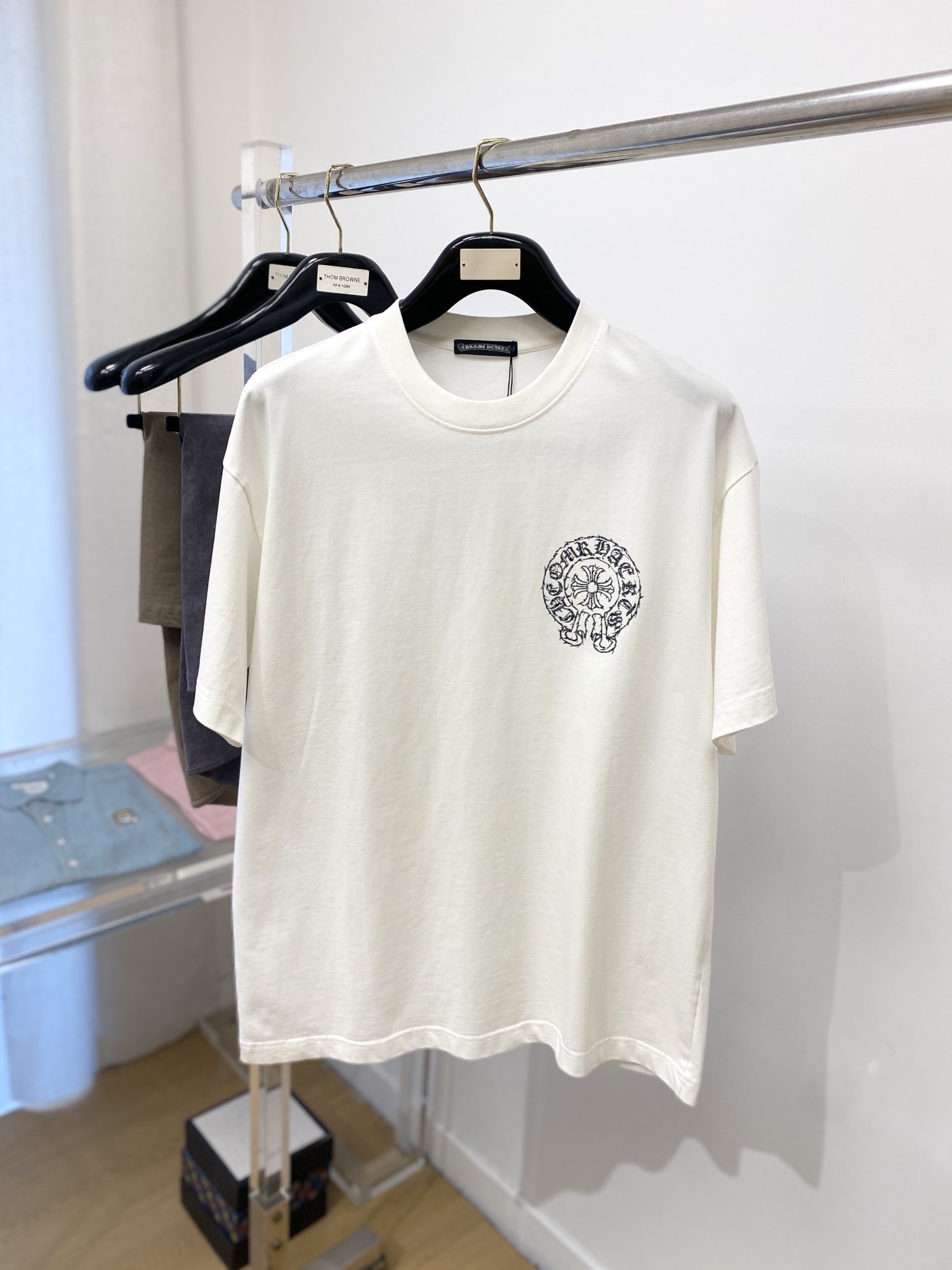 NO:131290,Croxin, new short-sleeved T-shirt, handsome and fashionable, top-grade printed letter pattern logo on the chest, simple and versatile style. Fabric cotton is not only crisp, maintains a fashionable silhouette, but also comfortable to wear, and the yarn is more delicate, the number of S-XXL, chrome hearts, T-shirt, tees, t-shirt, alexander wang19860909克罗心、新品短袖T恤,帅气时尚,胸前顶级印花字母图案logo,简约百搭款.面料棉 不仅挺括,保持潮流的廓形,又穿着舒适,纱织更细腻,码数S- XXL,,chrome hearts,T-shirt,tees，t-shirt,alexander wang,Men's clothing