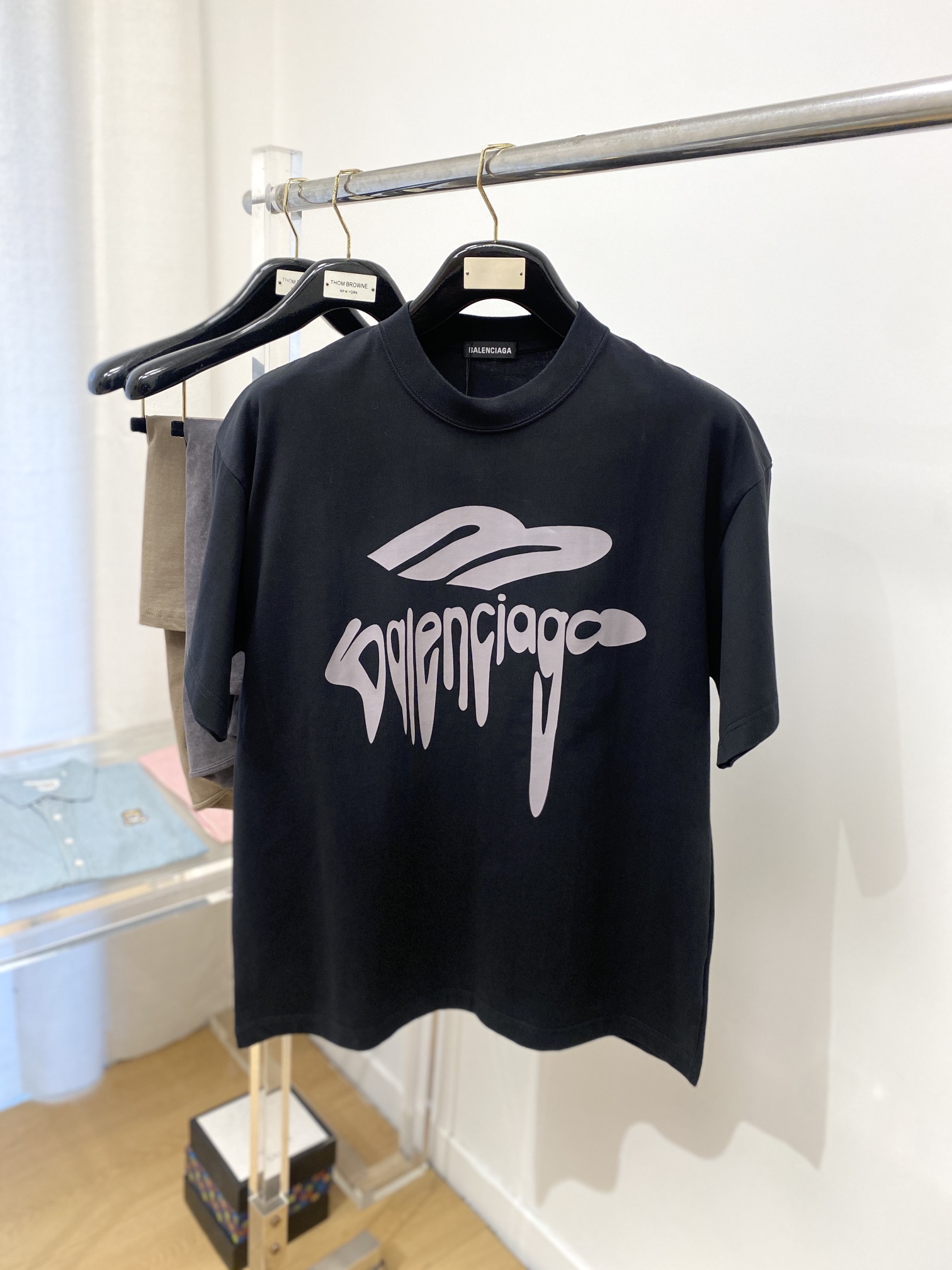 NO:131289,Balenciaga, the latest short-sleeved T-shirt, handsome and fashionable, top-grade printed pattern letter logo on the chest, simple and versatile style. Fabric cotton is not only crisp, maintains a fashionable silhouette, but also comfortable to wear, and the yarn is more delicate, S-XXL, balenciaga, T-shirt, tees, t-shirt, alexander wang19860909巴黎世家、最新款短袖T恤,帅气时尚,胸前顶级印花图案字母logo,简约百搭款.面料棉 不仅挺括,保持潮流的廓形,又穿着舒适,纱织更细腻,码数S-XXL,,balenciaga,T-shirt,tees，t-shirt,alexander wang,Men's clothing