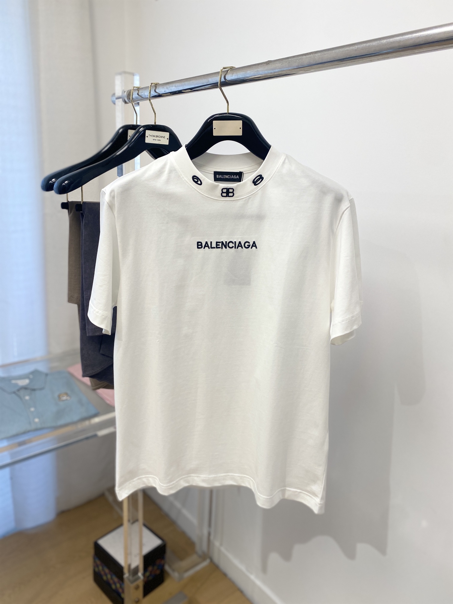 NO:148442,Balenciaga, the latest short-sleeved T-shirt in 2025, handsome and fashionable, exquisite embroidered letter logo on the chest, simple and versatile style. The fabric cotton is not only crisp, maintains the trendy silhouette, but also comfortable to wear, and the yarn is more delicate, the number M-3XL, balenciaga, T-shirt, tees, t-shirt, alexander wang19860909巴黎世家、2025最新款短袖T恤,帅气时尚,胸口精致刺绣字母logo,简约百搭款.面料棉 不仅挺括,保持潮流的廓形,又穿着舒适,纱织更细腻,码数M-3XL,,balenciaga,T-shirt,tees，t-shirt,alexander wang,Men's clothing