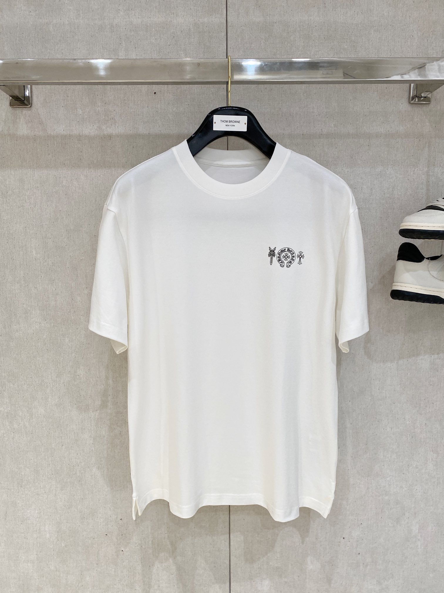 NO:132790,Croxin, the latest short-sleeved T-shirt in 2025, handsome and fashionable, top-grade printed pattern logo on the chest, simple and versatile style. The fabric cotton is not only crisp, maintains the trendy silhouette, and is also comfortable to wear, and the yarn is more delicate, the number M-3XL, chrome hearts, T-shirt, tees, t-shirt, alexander wang19860909克罗心、2025最新款短袖T恤,帅气时尚,胸前顶级印花图案logo,简约百搭款.面料棉 不仅挺括,保持潮流的廓形,又穿着舒适,纱织更细腻,码数M-3XL,,chrome hearts,T-shirt,tees，t-shirt,alexander wang,Men's clothing