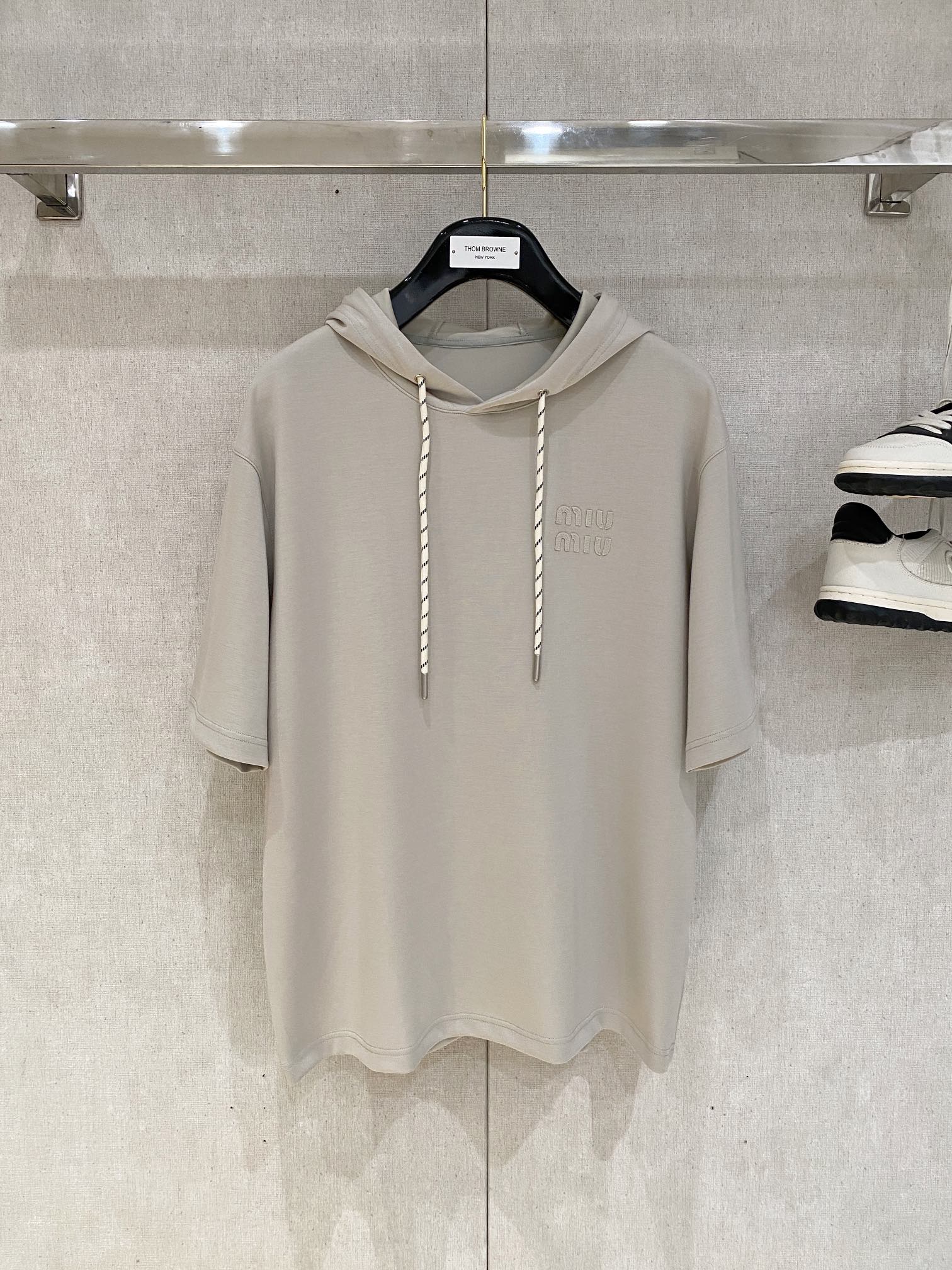 NO:132784,MIU MIU fashion brand, 2025 latest hooded short-sleeved T-shirt, handsome and fashionable, exquisite embroidered letter logo on the chest, simple and versatile style. Fabric cotton is not only crisp, maintains the trendy silhouette, but also comfortable to wear, and the yarn is more delicate, the number M-3XL,,miumiu, T-shirt,tees, t-shirt,hats,alexander wang19860909MIU MIU时尚潮牌、2025最新款连帽短袖T恤,帅气时尚,胸前精致刺绣字母logo,简约百搭款.面料棉 不仅挺括,保持潮流的廓形,又穿着舒适,纱织更细腻,码数M-3XL,,miumiu,T-shirt,tees，t-shirt,hats,alexander wang,Men's clothing