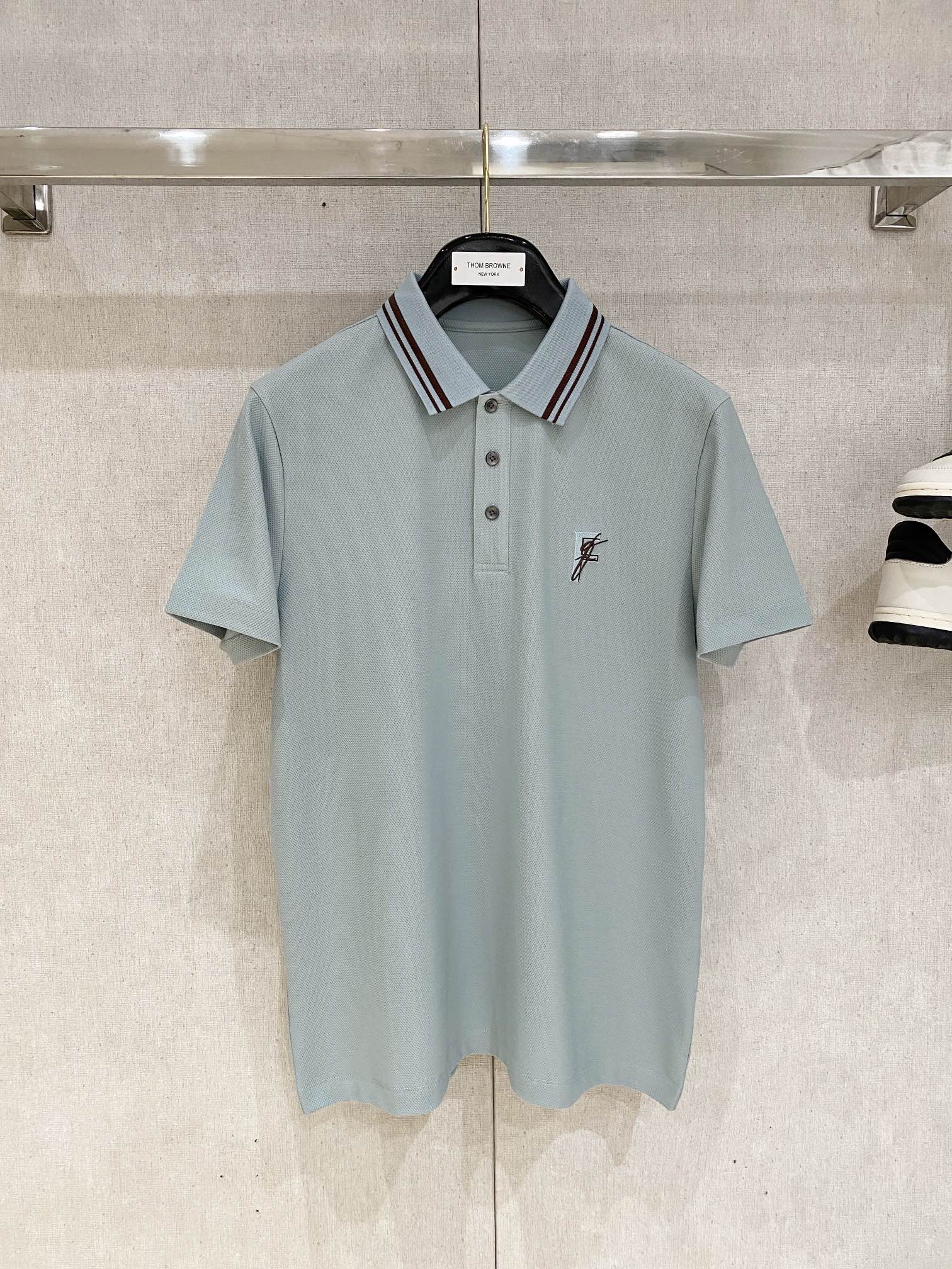 NO:132782,Fendi, the latest short-sleeved T-shirt in 2025, handsome and fashionable, exquisite embroidered letter logo on the chest, simple and versatile style. The fabric cotton is not only crisp, maintains the trendy silhouette, and is comfortable to wear, and the yarn is more delicate, the number M-3XL, fendi, T-shirt, tees, t-shirt, alexander wang19860909芬迪、2025最新款短袖T恤,帅气时尚,胸前精致刺绣字母logo,简约百搭款.面料棉 不仅挺括,保持潮流的廓形,又穿着舒适,纱织更细腻,码数M-3XL,,fendi,T-shirt,tees，t-shirt,alexander wang,Men's clothing