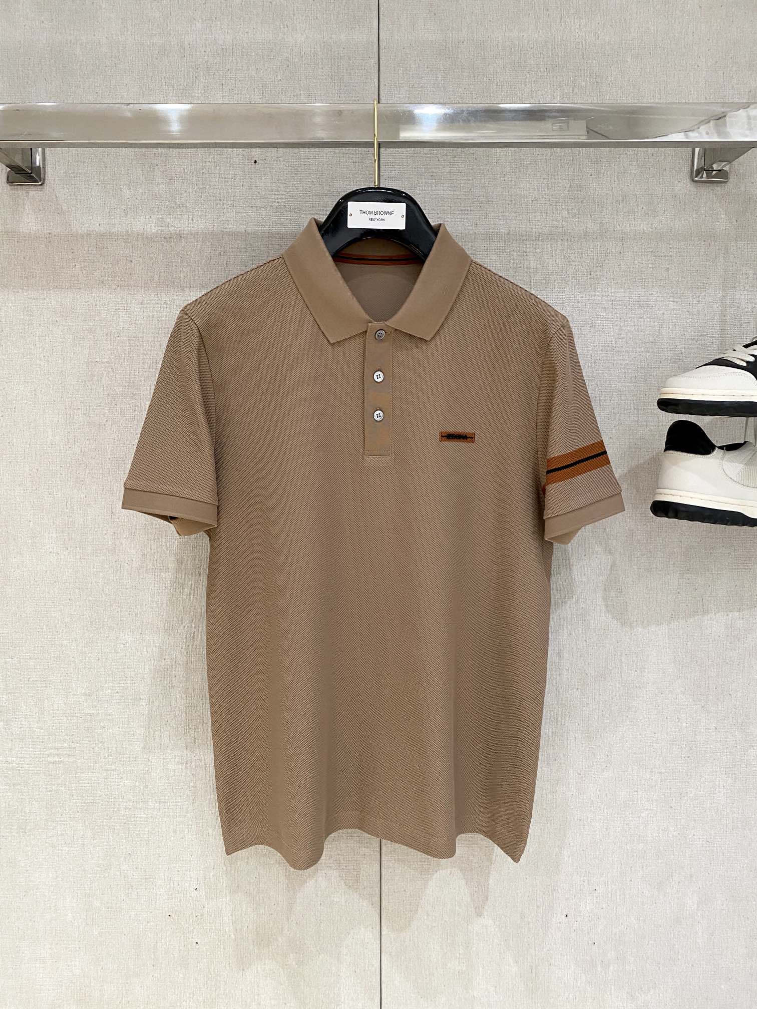 NO:132799,Zenia, the latest short-sleeved T-shirt in 2025, handsome and fashionable, exquisite embroidered letter logo on the chest, simple and versatile style. The fabric cotton is not only crisp, maintains the trendy silhouette, but also comfortable to wear, and the yarn is more delicate, the number M-3XL, zegna, T-shirt,tees, t-shirt,alexander wang19860909杰尼亚、2025最新款短袖T恤,帅气时尚,胸前精致刺绣字母logo,简约百搭款.面料棉 不仅挺括,保持潮流的廓形,又穿着舒适,纱织更细腻,码数M-3XL,,zegna,T-shirt,tees，t-shirt,alexander wang,Men's clothing