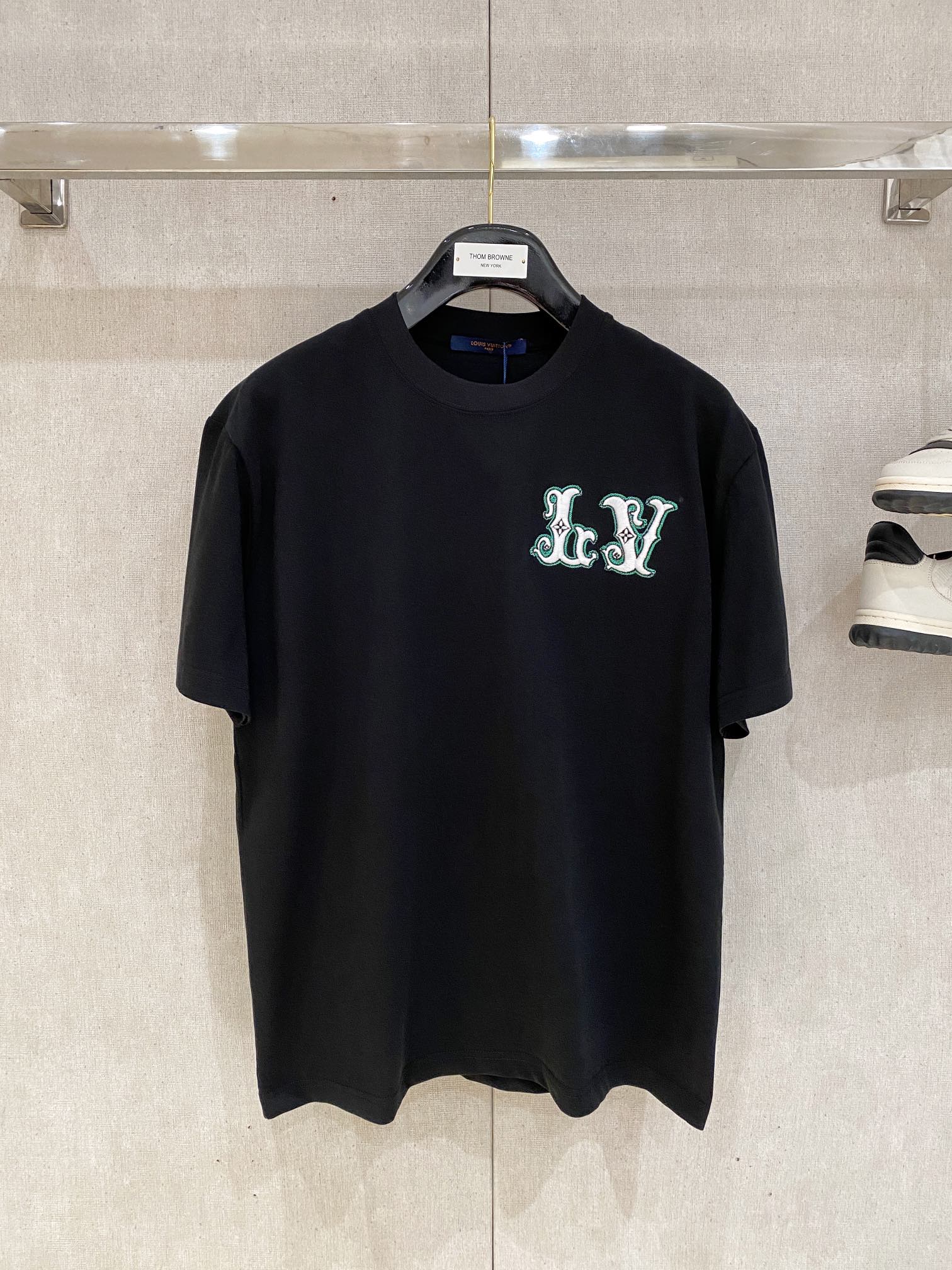 NO:132791,Louis Vuitton, the latest short-sleeved T-shirt in 2025, handsome and fashionable, exquisite embroidered pattern letter logo on the chest, simple and versatile style. Fabric cotton is not only crisp, maintains a fashionable silhouette, but also comfortable to wear, with more delicate yarn, and size number XS-L,,louis vuitton,T-shirt,tees,t-shirt,alexander wang19860909路易威登、2025最新款短袖T恤,帅气时尚,胸前精致刺绣图案字母logo,简约百搭款.面料棉 不仅挺括,保持潮流的廓形,又穿着舒适,纱织更细腻,码数 XS-L,,louis vuitton,T-shirt,tees，t-shirt,alexander wang,Men's clothing