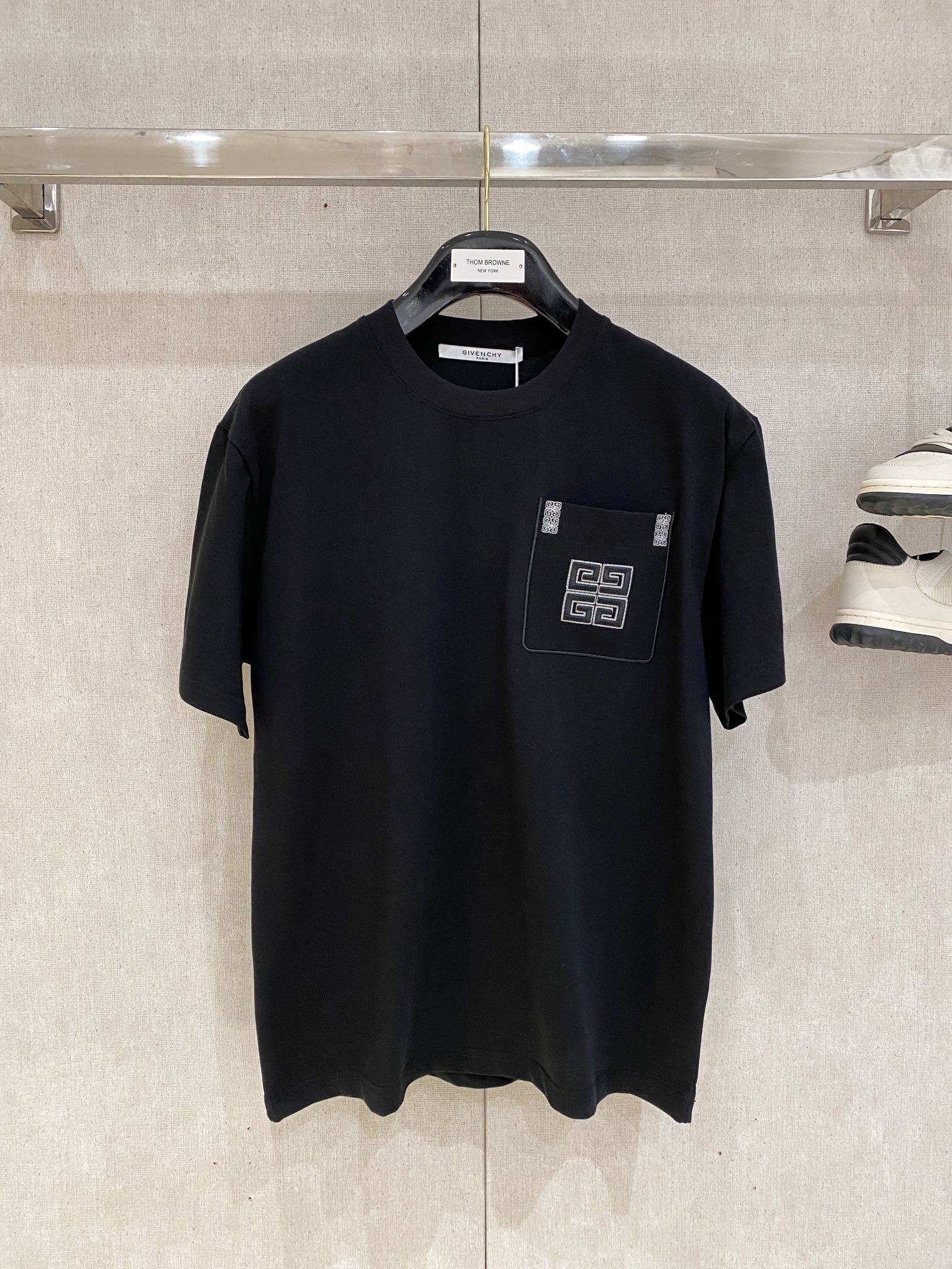 NO:135126,Givenchy, the latest short-sleeved T-shirt in 2025, handsome and fashionable, exquisite embroidered pattern logo on the chest, simple and versatile style. The fabric cotton is not only crisp, maintains the trendy silhouette, but also comfortable to wear, and the yarn is more delicate, the number XS-L, given, T-shirt, tees, t-shirt, alexander wang19860909纪梵希、2025最新款短袖T恤,帅气时尚,胸前精致刺绣图案logo,简约百搭款.面料棉 不仅挺括,保持潮流的廓形,又穿着舒适,纱织更细腻,码数XS-L,,givenchy,T-shirt,tees，t-shirt,alexander wang,Men's clothing