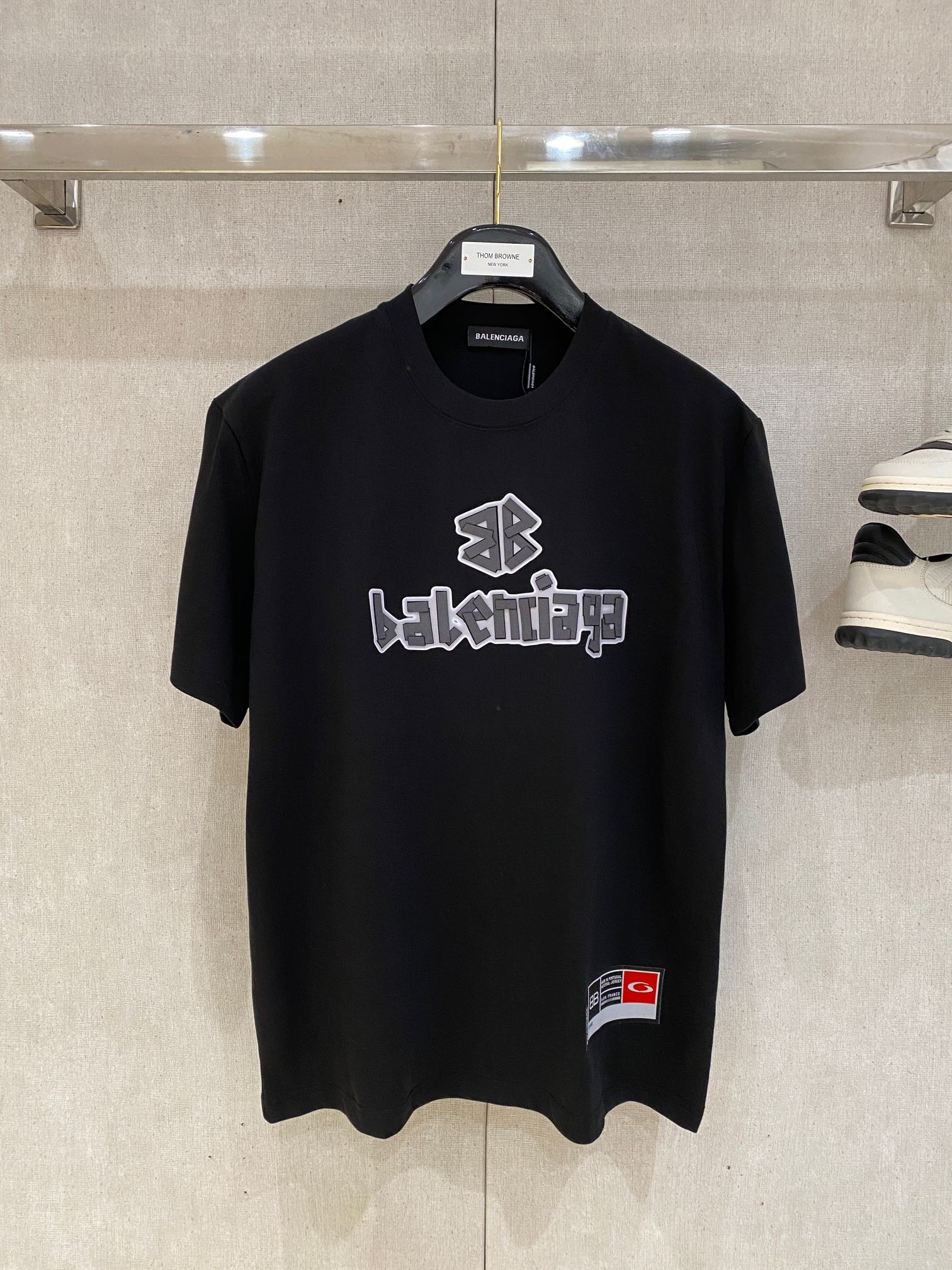 NO:132795,Balenciaga, the latest short-sleeved T-shirt in 2025, handsome and fashionable, top printed letter logo on the chest, simple and versatile style. The fabric cotton is not only crisp, maintains the trendy silhouette, but also comfortable to wear, and the yarn is more delicate, the number of codes XS-L,,balenciaga,T-shirt,tees,t-shirt,alexander wang19860909巴黎世家、2025最新款短袖T恤,帅气时尚,胸前顶级印花字母logo,简约百搭款.面料棉 不仅挺括,保持潮流的廓形,又穿着舒适,纱织更细腻,码数XS-L,,balenciaga,T-shirt,tees，t-shirt,alexander wang,Men's clothing