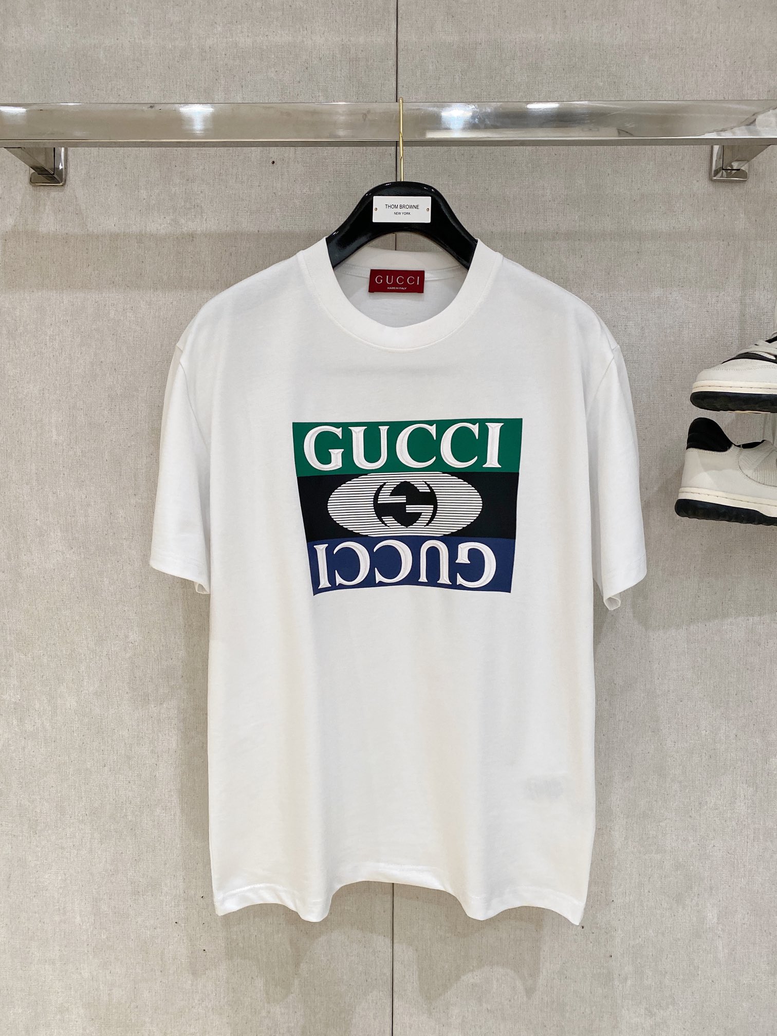 NO:132797,Guqi, the latest short-sleeved T-shirt in 2025, handsome and fashionable, top printed letter logo on the chest, simple and versatile style. The fabric cotton is not only crisp, maintains the trendy silhouette, but also comfortable to wear, and the yarn is more delicate, the number of codes XS-L, T-shirt,tees, t-shirt,alexander wang19860909古奇、2025最新款短袖T恤,帅气时尚,胸前顶级印花字母logo,简约百搭款.面料棉 不仅挺括,保持潮流的廓形,又穿着舒适,纱织更细腻,码数XS-L,,T-shirt,tees，t-shirt,alexander wang,Men's clothing