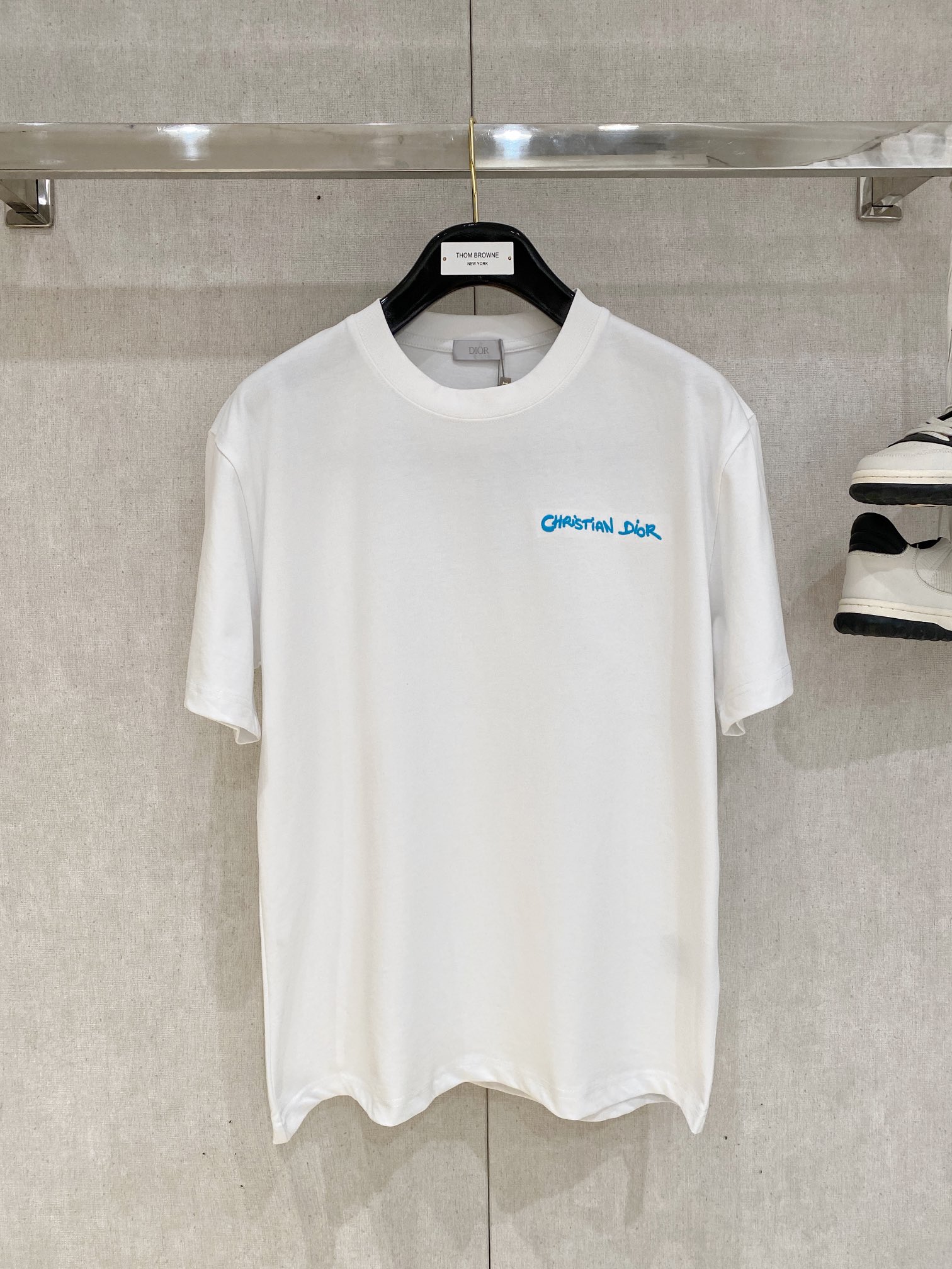 NO:132793,Dior, the latest short-sleeved T-shirt in 2025, handsome and fashionable, exquisite embroidered letter logo on the chest, simple and versatile style. The fabric cotton is not only crisp, maintains the trendy silhouette, but also comfortable to wear, and the yarn is more delicate, the number of codes XS-L,,dior,loro piana,T-shirt,tees,t-shirt,alexander wang19860909迪奥、2025最新款短袖T恤,帅气时尚,胸前精致刺绣字母logo,简约百搭款.面料棉 不仅挺括,保持潮流的廓形,又穿着舒适,纱织更细腻,码数XS-L,,dior,loro piana,T-shirt,tees，t-shirt,alexander wang,Men's clothing