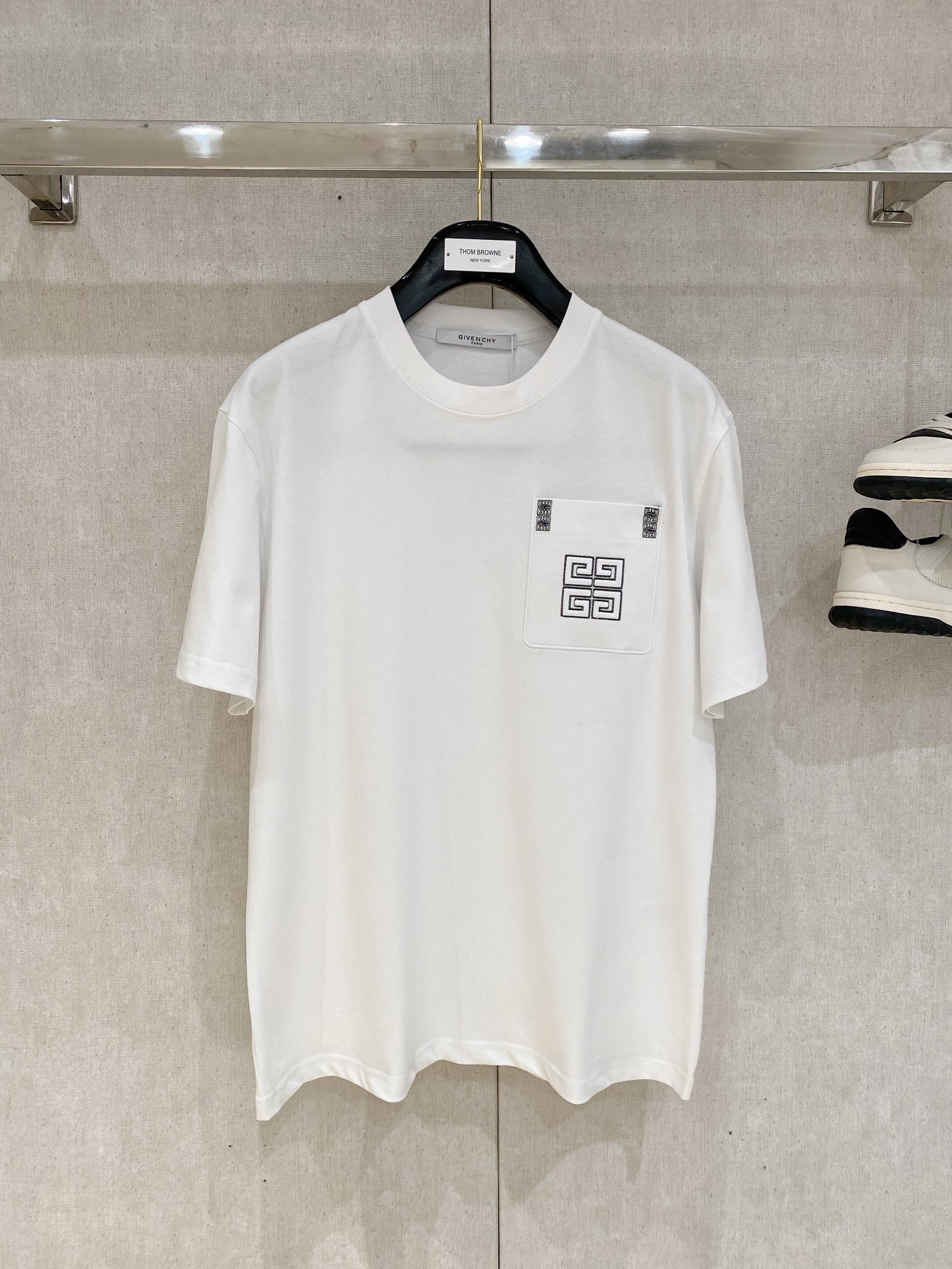 NO:132789,Givenchy, the latest short-sleeved T-shirt in 2025, handsome and fashionable, exquisite embroidered pattern logo on the chest, simple and versatile style. The fabric cotton is not only crisp, maintains the trendy silhouette, but also comfortable to wear, and the yarn is more delicate, the number XS-L, given, T-shirt, tees, t-shirt, alexander wang19860909纪梵希、2025最新款短袖T恤,帅气时尚,胸前精致刺绣图案logo,简约百搭款.面料棉 不仅挺括,保持潮流的廓形,又穿着舒适,纱织更细腻,码数XS-L,,givenchy,T-shirt,tees，t-shirt,alexander wang,Men's clothing