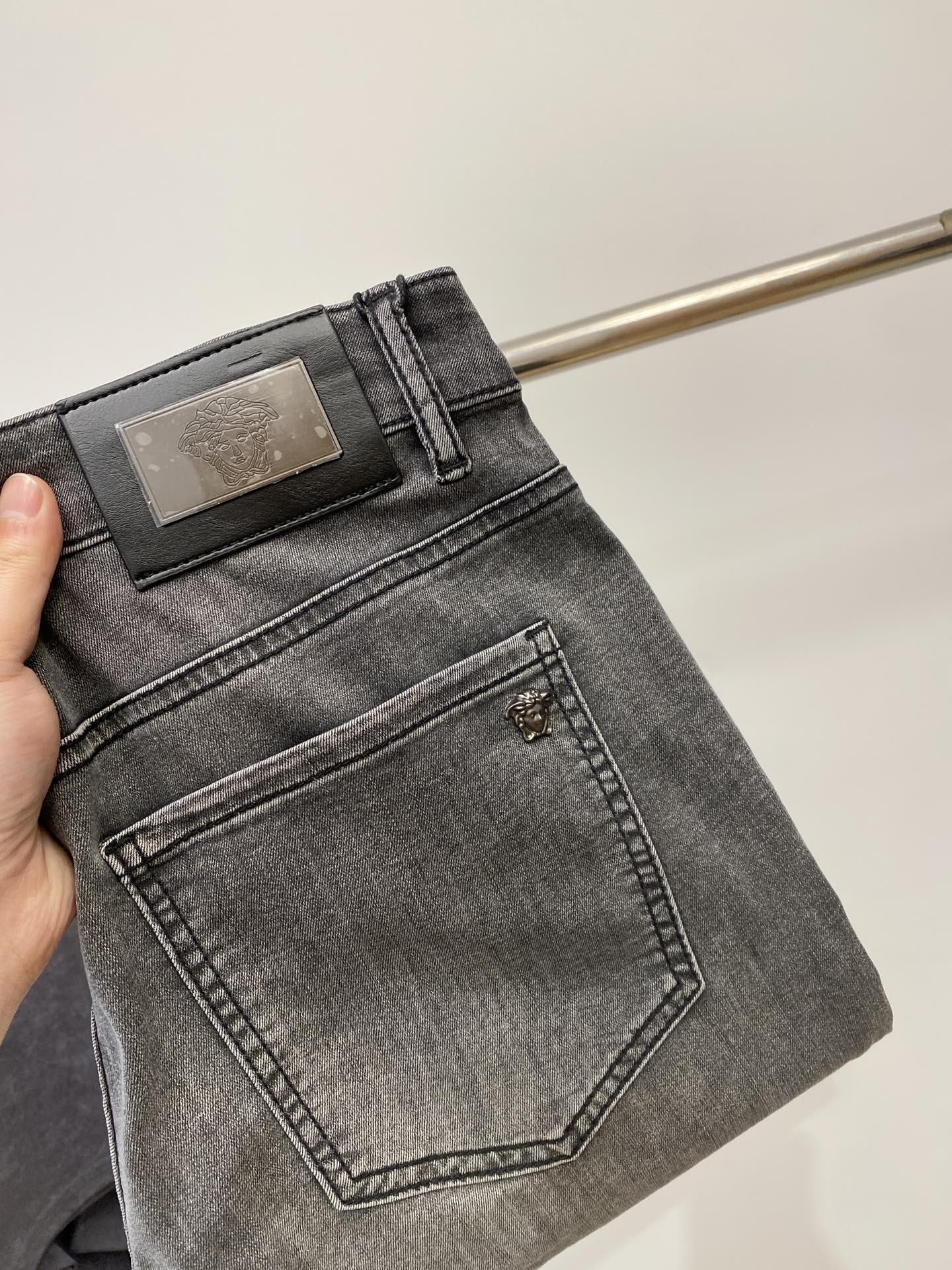 NO:135298,Versace, 2025 latest products, special counters are available at the same time, original single-order goods, water-washed casual jeans, imported original washing elastic fabric, comfortable and elastic, original hardware and auxiliary decorative logo, super positive style, extremely high grade, counter quality, fashionable and stylish upper body, 29-38, versace, jeans, alexander wang19860909范思哲、2025最新品,专柜同步有售,原单狠货,水洗休闲牛仔裤,进口原版水洗弹力面料,舒适有弹性,原版五金辅料装饰logo,版型超正,档次极高,专柜品质,上身时尚有型,码数29-38,,versace,jeans,alexander wang,Men's clothing