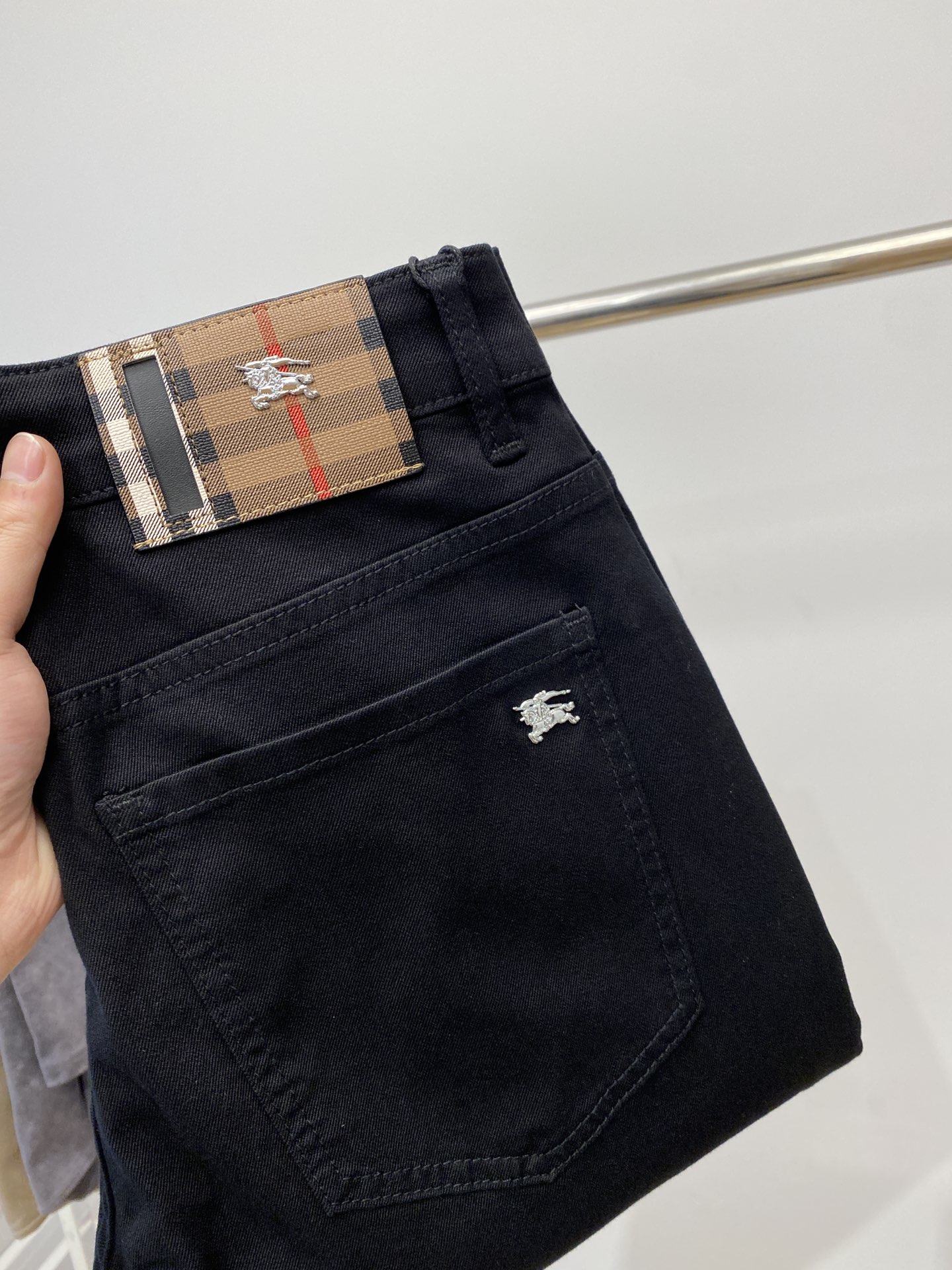 NO:135296,Burberry, 2025 latest products, special counters are available at the same time, original singles, washable casual jeans, imported original washable elastic fabric, comfortable and elastic, original hardware and auxiliary decorative logo, super positive style, extremely high grade, counter quality, fashionable and stylish upper body, 29-38, burberry, jeans, alexander wang19860909巴宝莉、2025最新品,专柜同步有售,原单狠货,水洗休闲牛仔裤,进口原版水洗弹力面料,舒适有弹性,原版五金辅料装饰logo,版型超正,档次极高,专柜品质,上身时尚有型,码数29-38,,burberry,jeans,alexander wang,Men's clothing