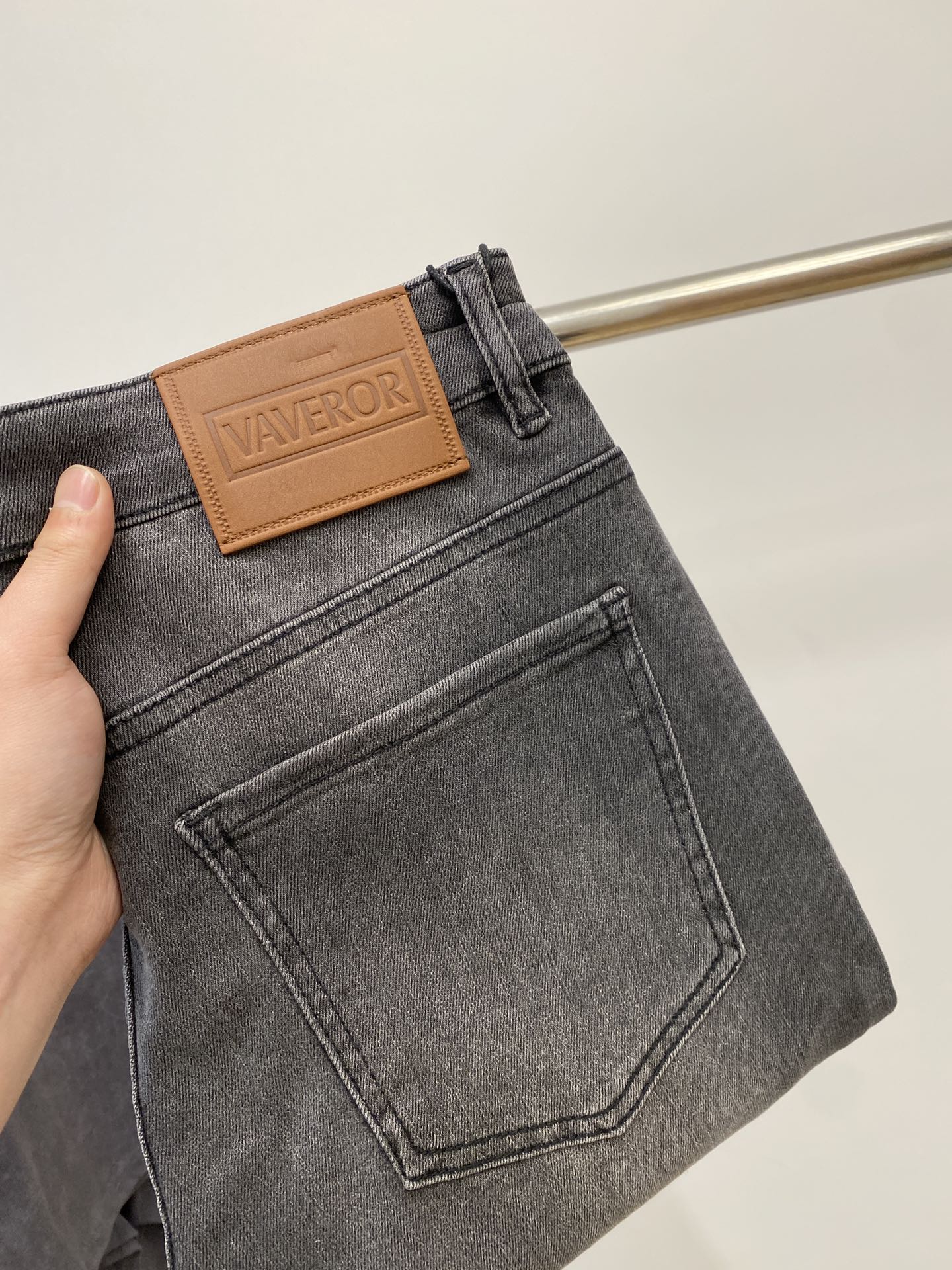 NO:135294,Versace, 2025 latest products, special counters are available at the same time, original single-order goods, water-washed casual jeans, imported original washing elastic fabric, comfortable and elastic, original hardware and auxiliary decorative logo, super positive style, extremely high grade, counter quality, fashionable and stylish upper body, 29-38, versace, jeans, alexander wang19860909范思哲、2025最新品,专柜同步有售,原单狠货,水洗休闲牛仔裤,进口原版水洗弹力面料,舒适有弹性,原版五金辅料装饰logo,版型超正,档次极高,专柜品质,上身时尚有型,码数29-38,,versace,jeans,alexander wang,Men's clothing