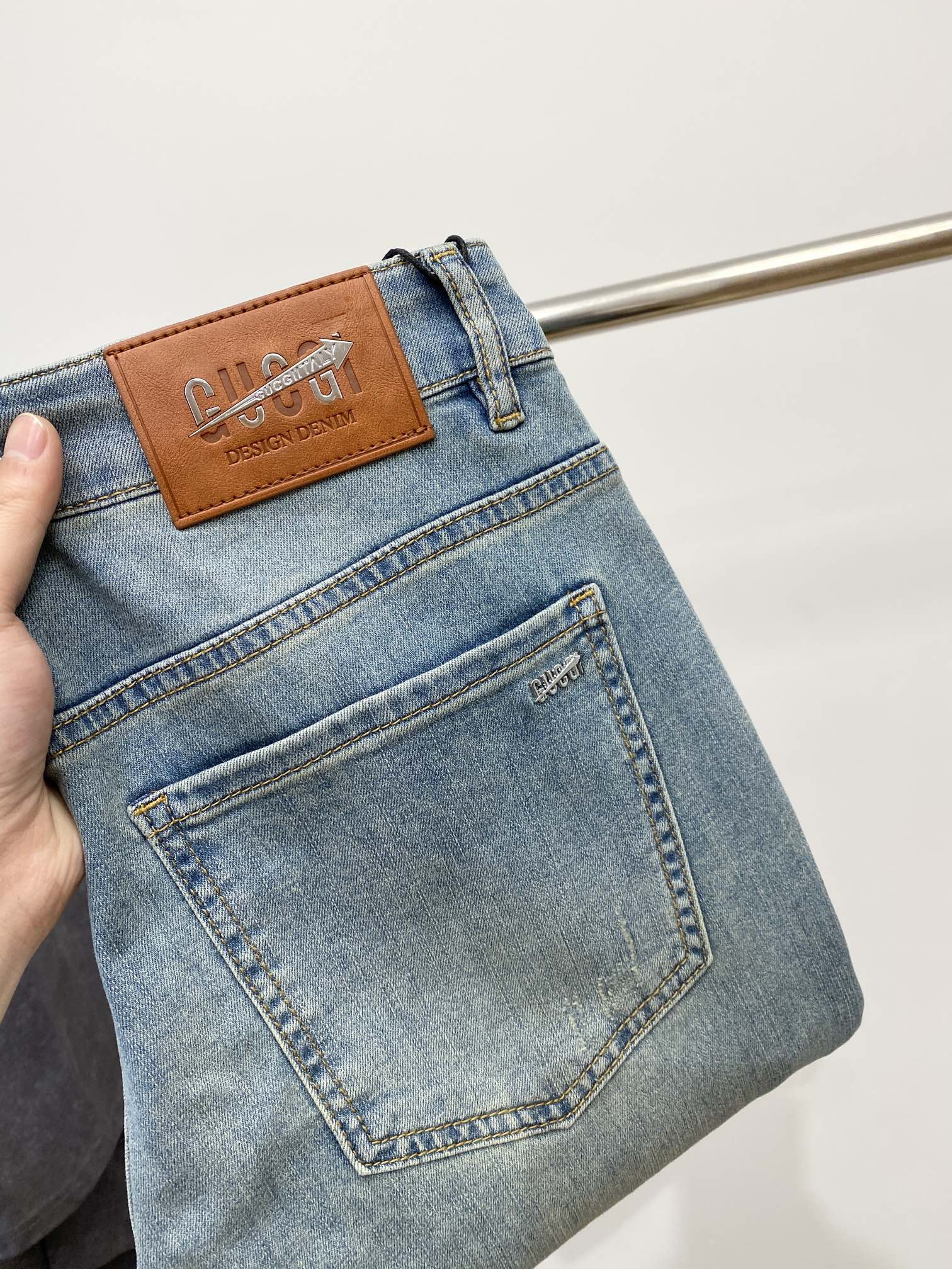 NO:135300,Guqi, 2025 latest products, special counters are available at the same time, original singles, washable casual jeans, imported original washable elastic fabric, comfortable and elastic, original hardware and auxiliary decorative logo, super positive style, extremely high grade, counter quality, fashionable and stylish upper body, 29-38, jeans, alexander wang19860909古奇、2025最新品,专柜同步有售,原单狠货,水洗休闲牛仔裤,进口原版水洗弹力面料,舒适有弹性,原版五金辅料装饰logo,版型超正,档次极高,专柜品质,上身时尚有型,码数29-38,,jeans,alexander wang,Men's clothing