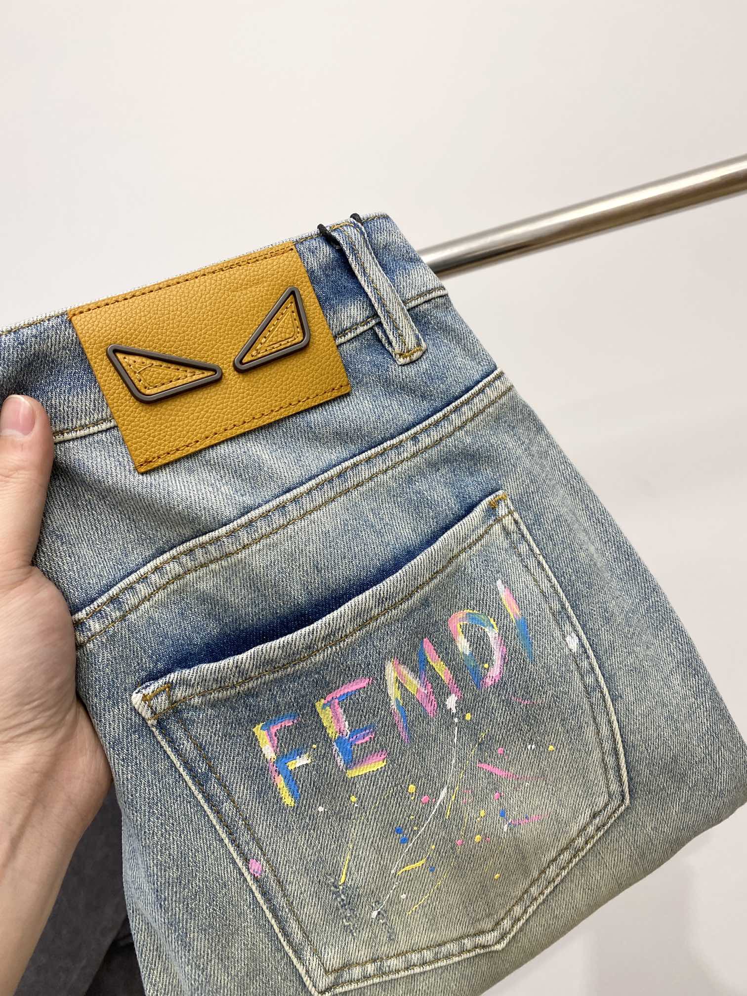 NO:135302,Fendi and 2025 latest products, special counters are available at the same time, original single-purpose goods, water-washed casual jeans, imported original washing elastic fabric, comfortable and elastic, original hardware and auxiliary decorative logo, super positive style, extremely high grade, counter quality, fashionable and stylish upper body, 29-38,,fendi, jeans, alexander wang19860909芬迪、2025最新品,专柜同步有售,原单狠货,水洗休闲牛仔裤,进口原版水洗弹力面料,舒适有弹性,原版五金辅料装饰logo,版型超正,档次极高,专柜品质,上身时尚有型,码数29-38,,fendi,jeans,alexander wang,Men's clothing